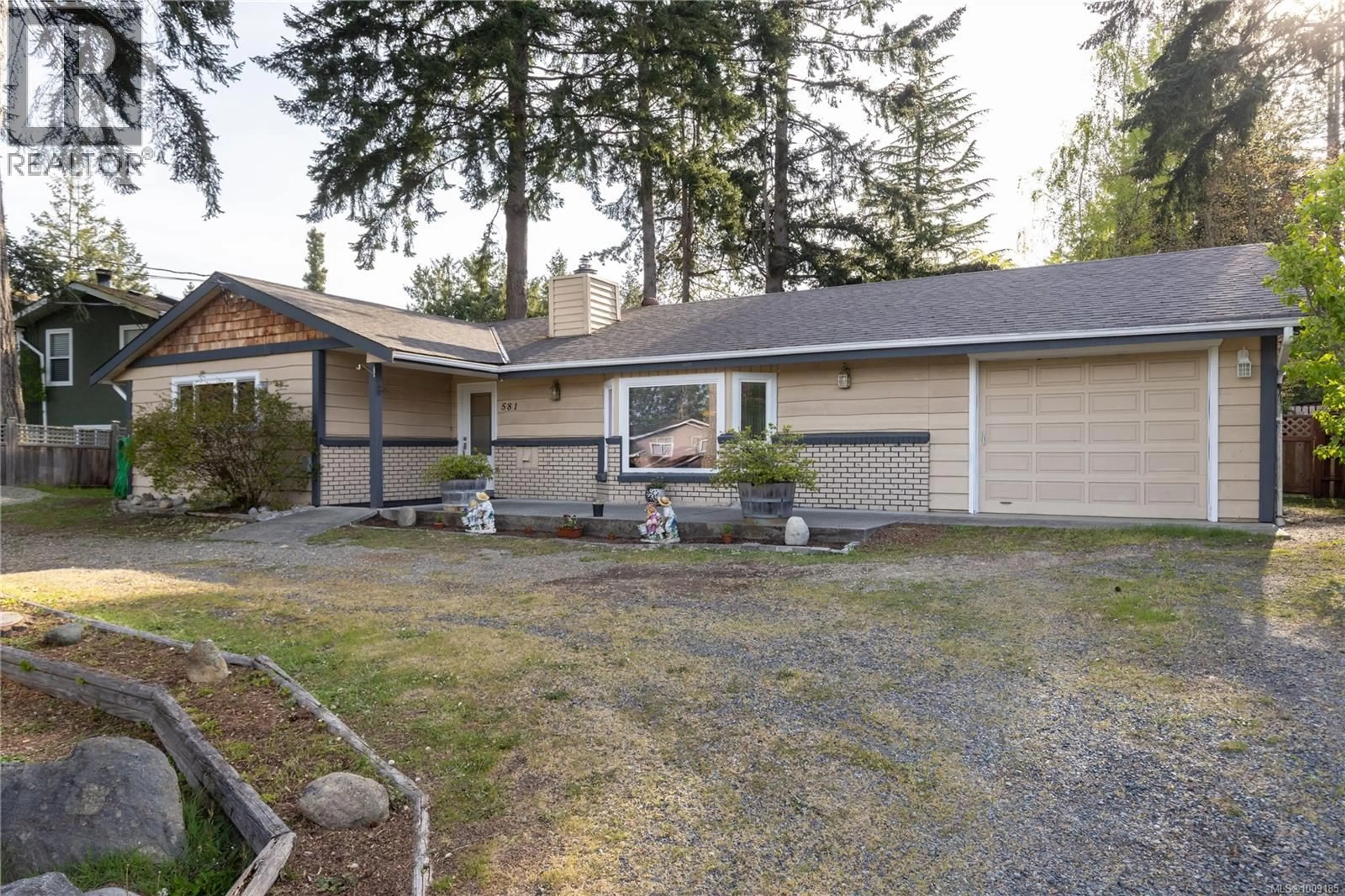 Home with vinyl exterior material, street for 581 SUMAC DRIVE, Qualicum Beach British Columbia V9K1A4