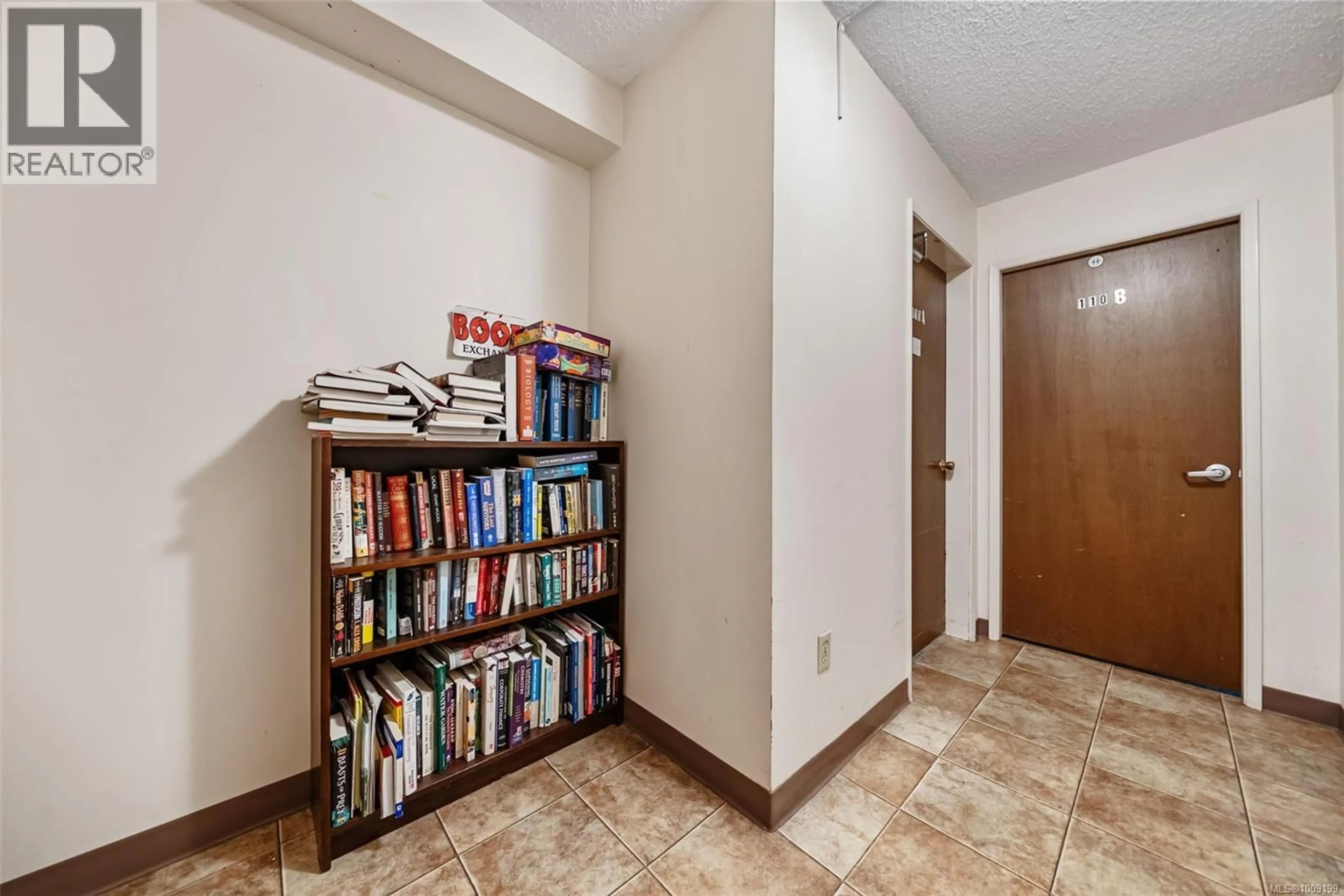 Indoor foyer for 208 - 1124 ESQUIMALT ROAD, Esquimalt British Columbia V9A3N4