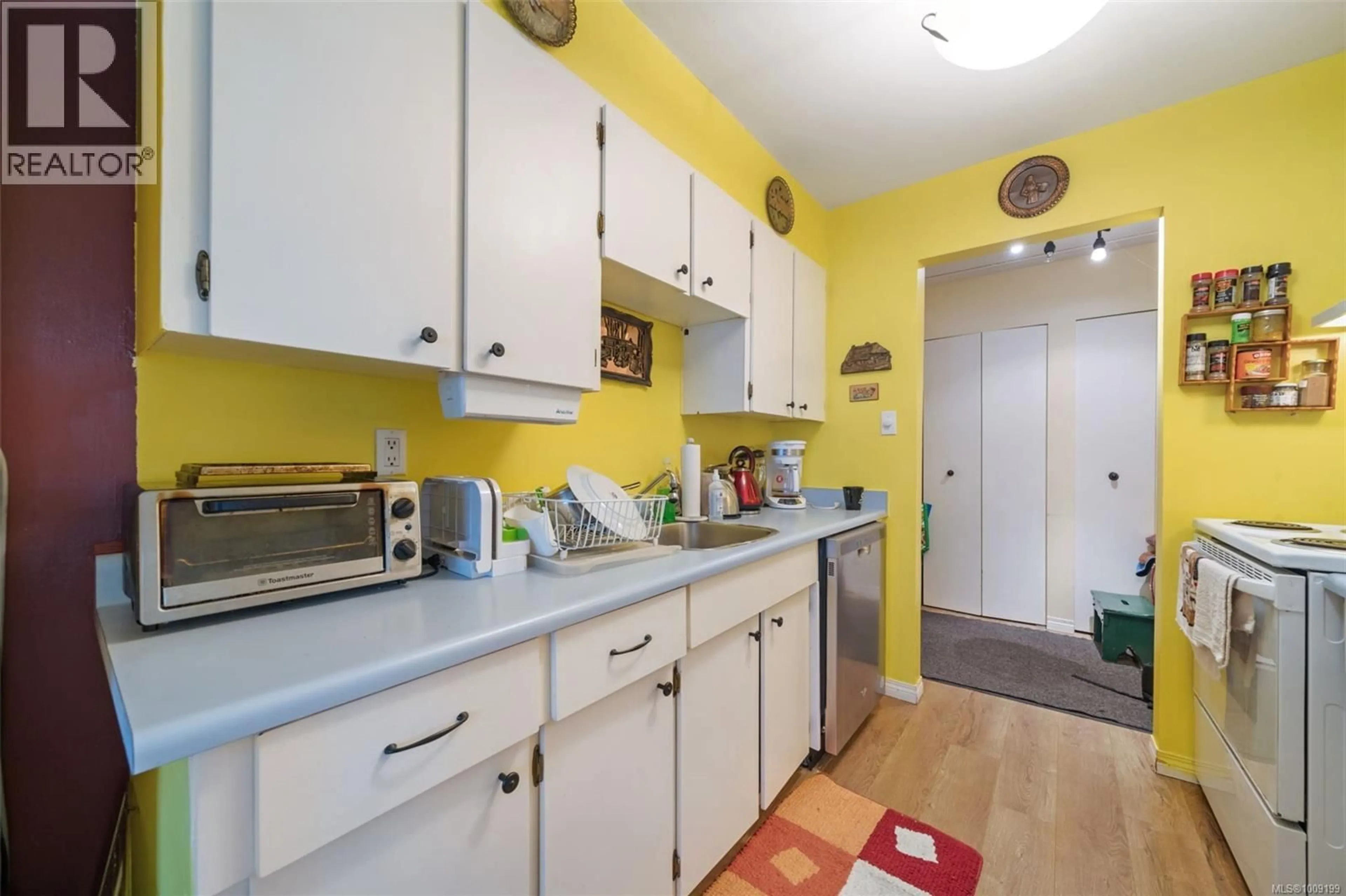 Standard kitchen, unknown for 208 - 1124 ESQUIMALT ROAD, Esquimalt British Columbia V9A3N4