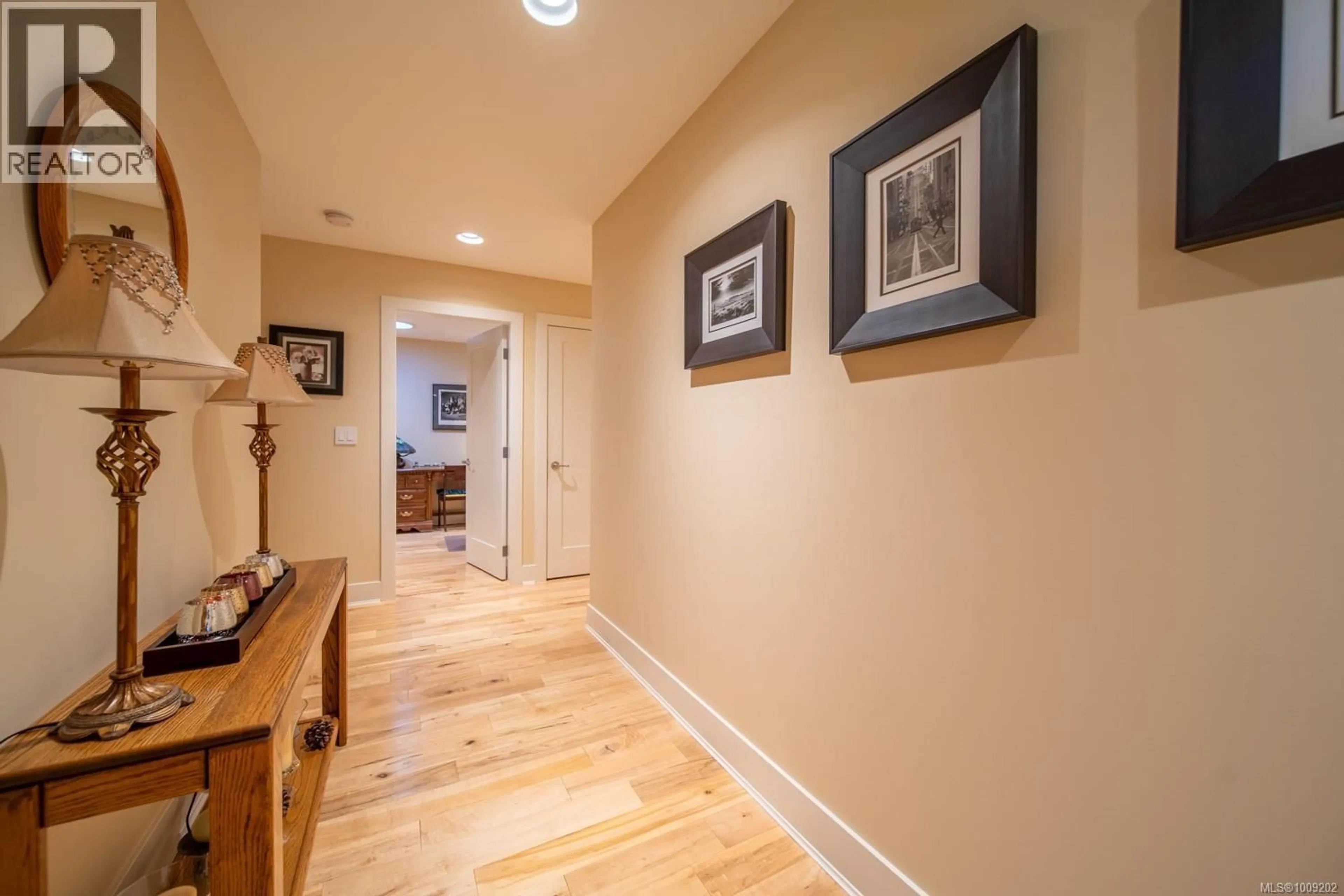 Indoor entryway for 3002 CHARLES STREET, Nanaimo British Columbia V9T2Y1