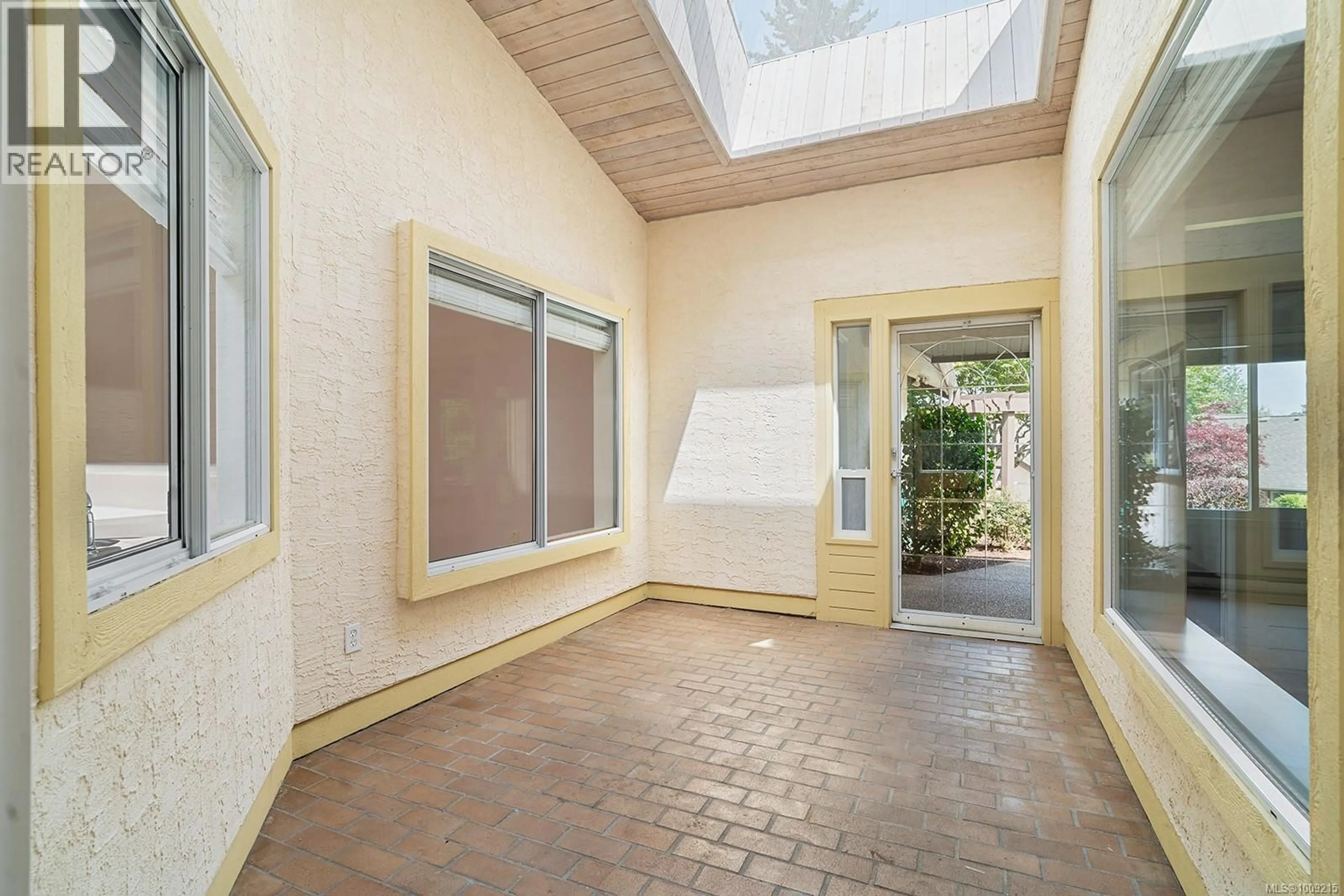 Indoor foyer for 13 - 885 BERWICK ROAD, Qualicum Beach British Columbia V0R2T0