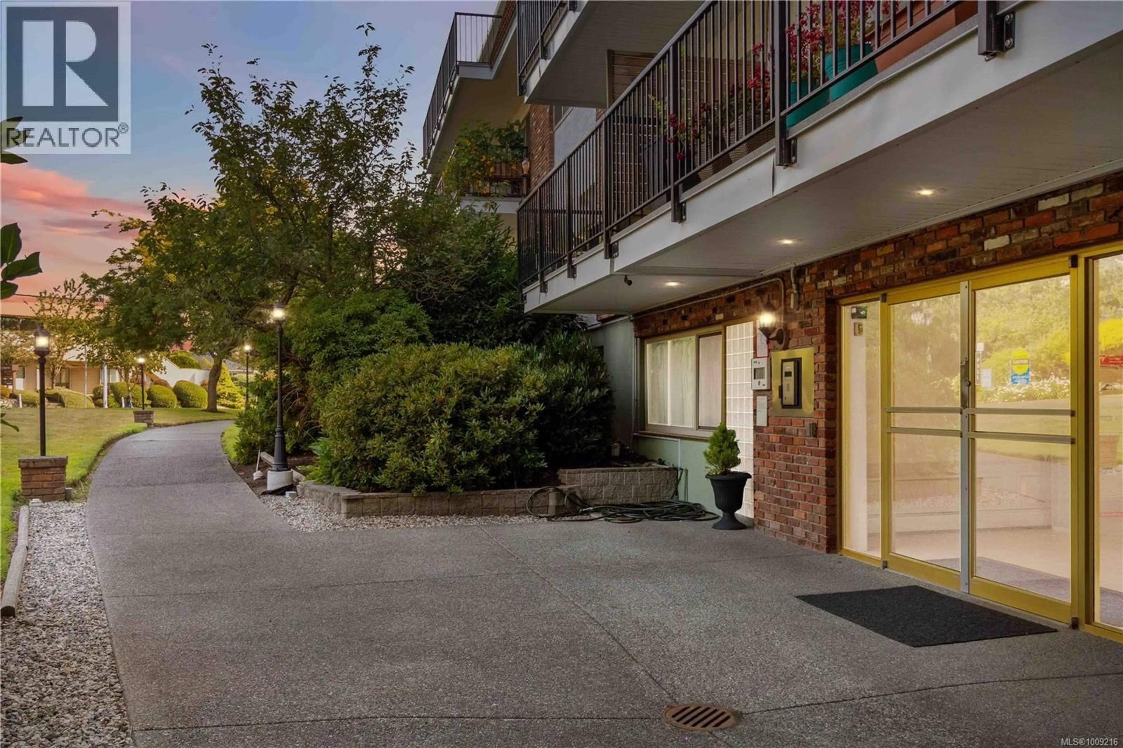 Patio, street for 304 - 1680 POPLAR AVENUE, Saanich British Columbia V8P4K7