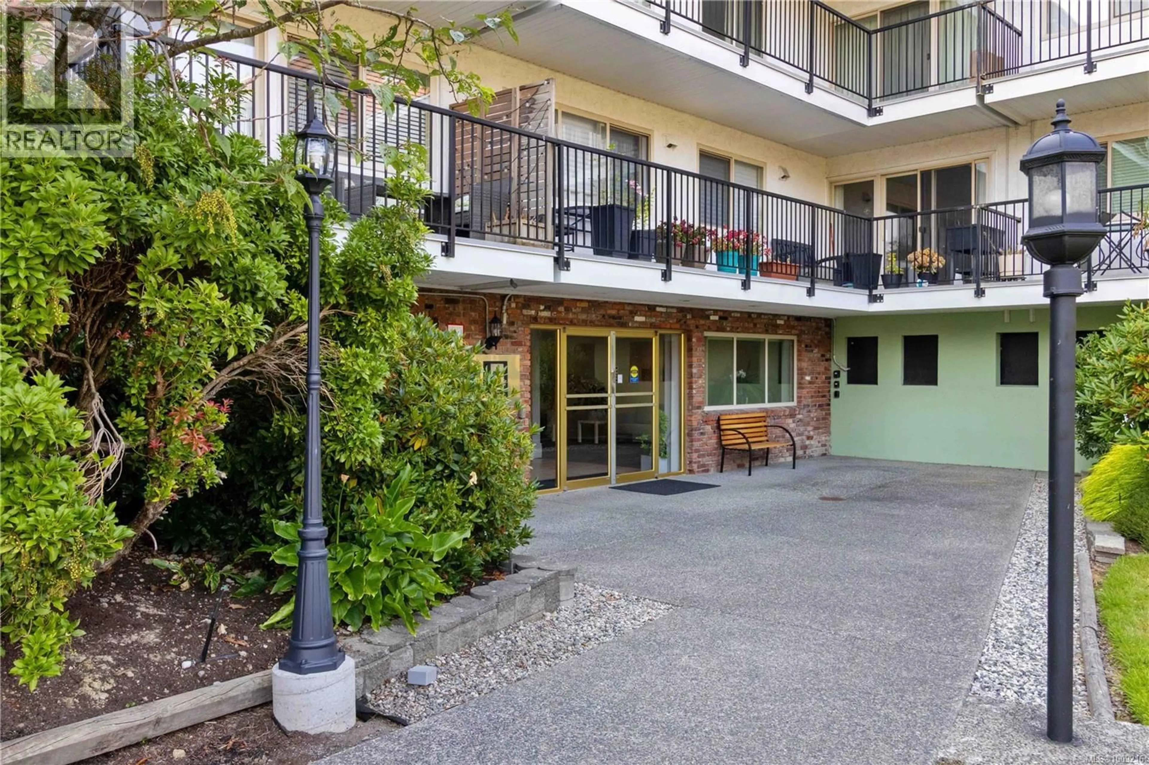 Patio, street for 304 - 1680 POPLAR AVENUE, Saanich British Columbia V8P4K7