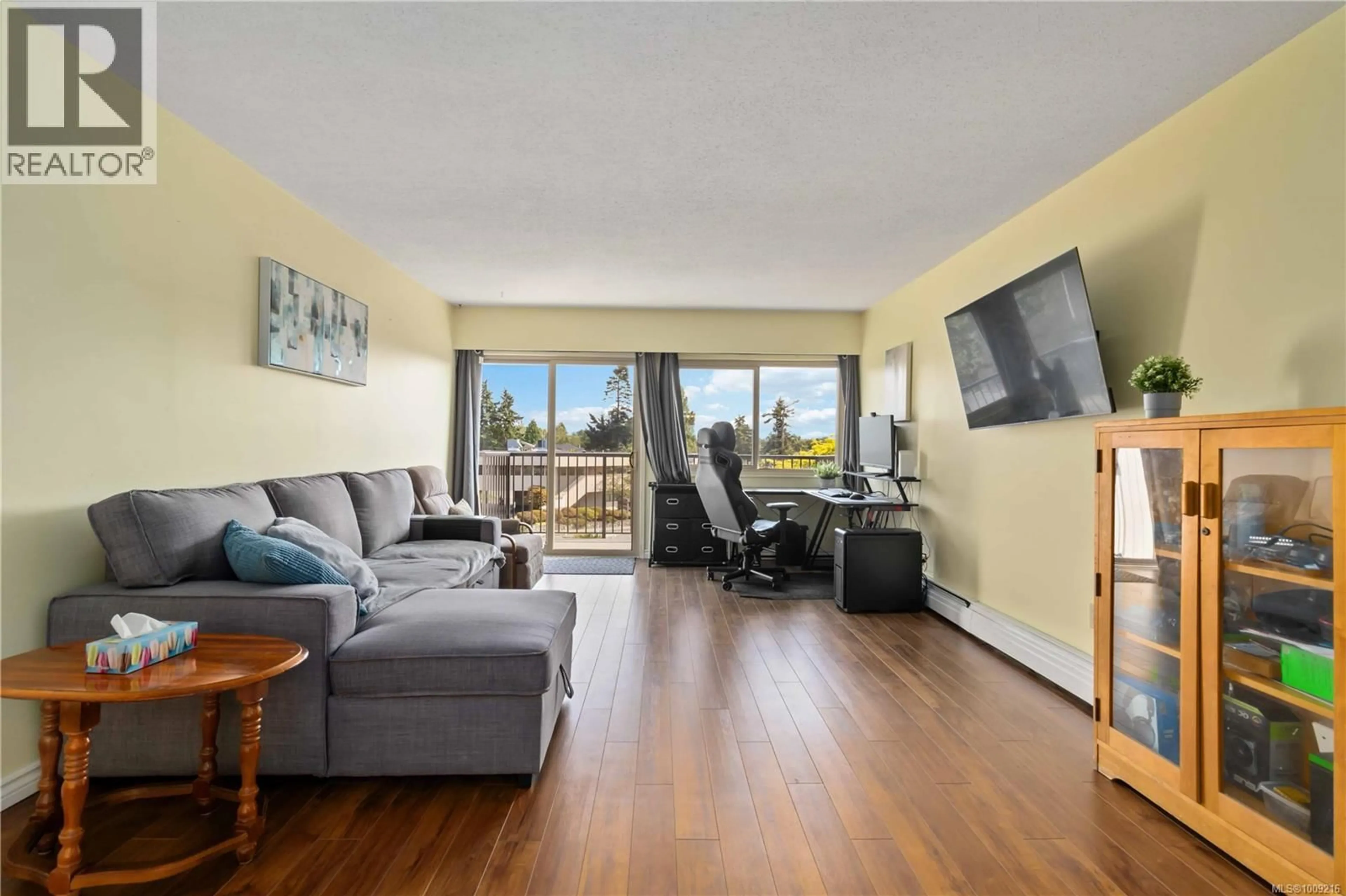 Living room with furniture, wood/laminate floor for 304 - 1680 POPLAR AVENUE, Saanich British Columbia V8P4K7
