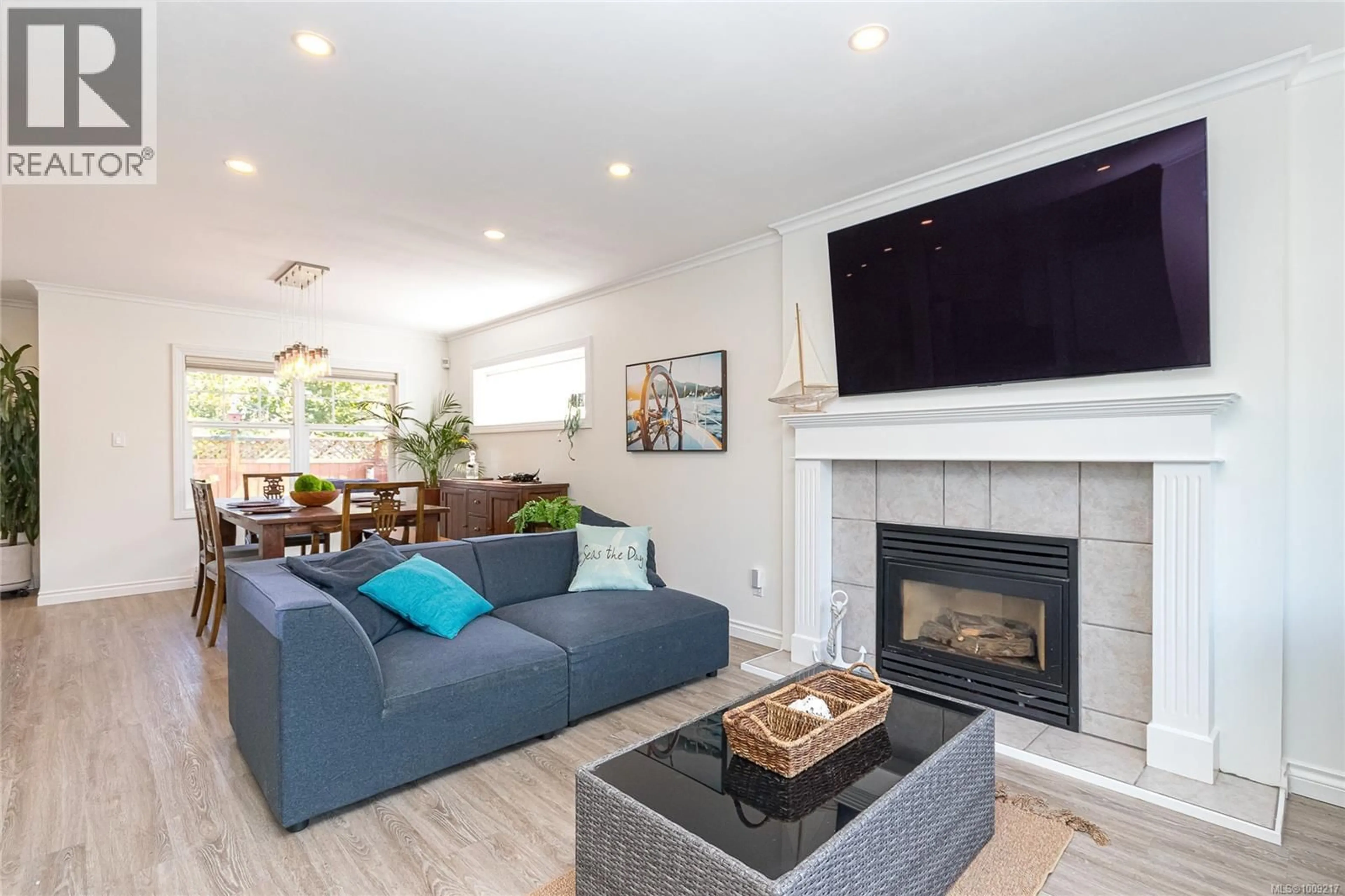 Living room with furniture, wood/laminate floor for 963 WALKER STREET, Victoria British Columbia V9A4C5