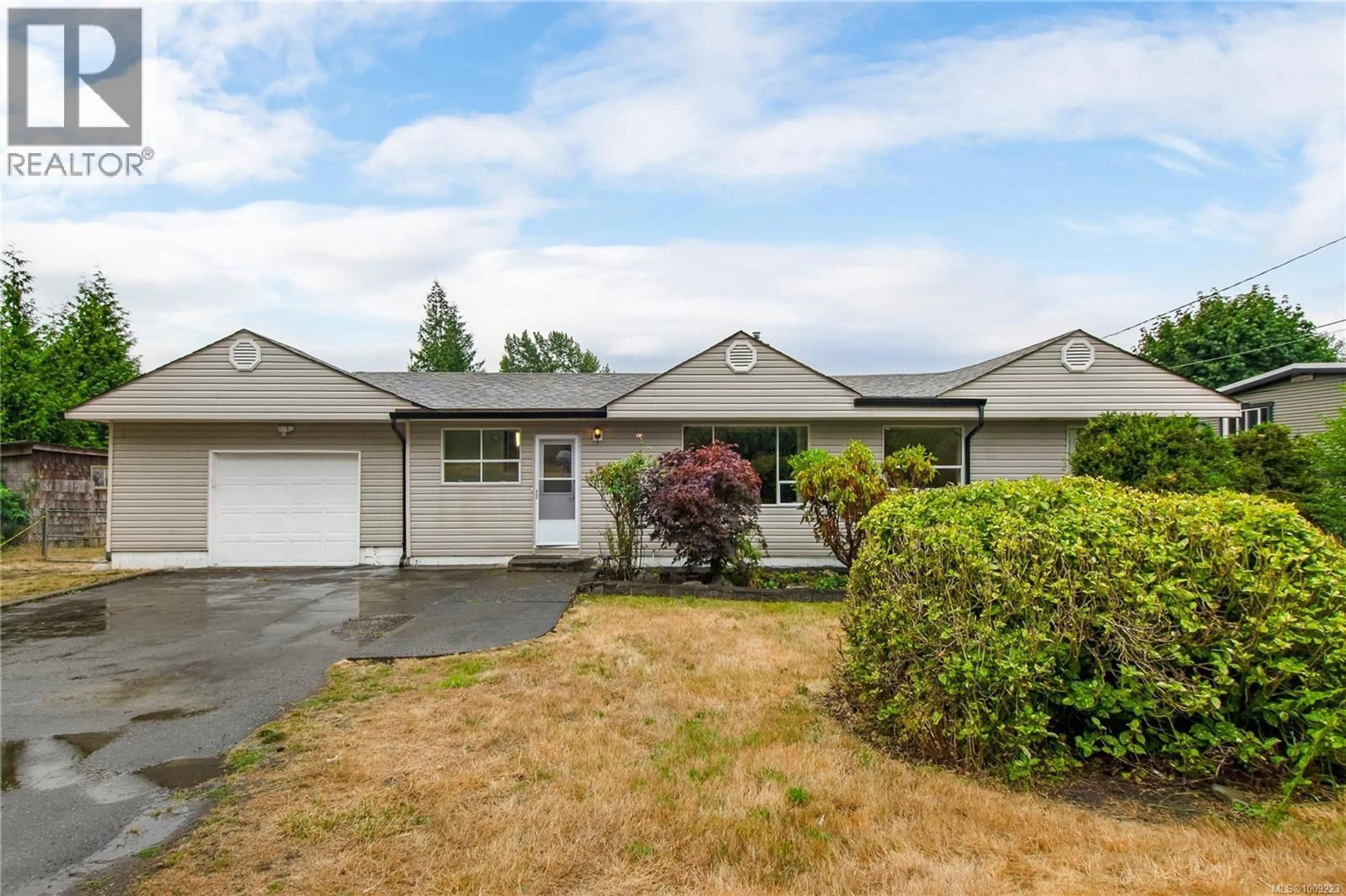 A pic from outside/outdoor area/front of a property/back of a property/a pic from drone, street for 3754 ISLAND HIGHWAY SOUTH, Campbell River British Columbia V9W1M3