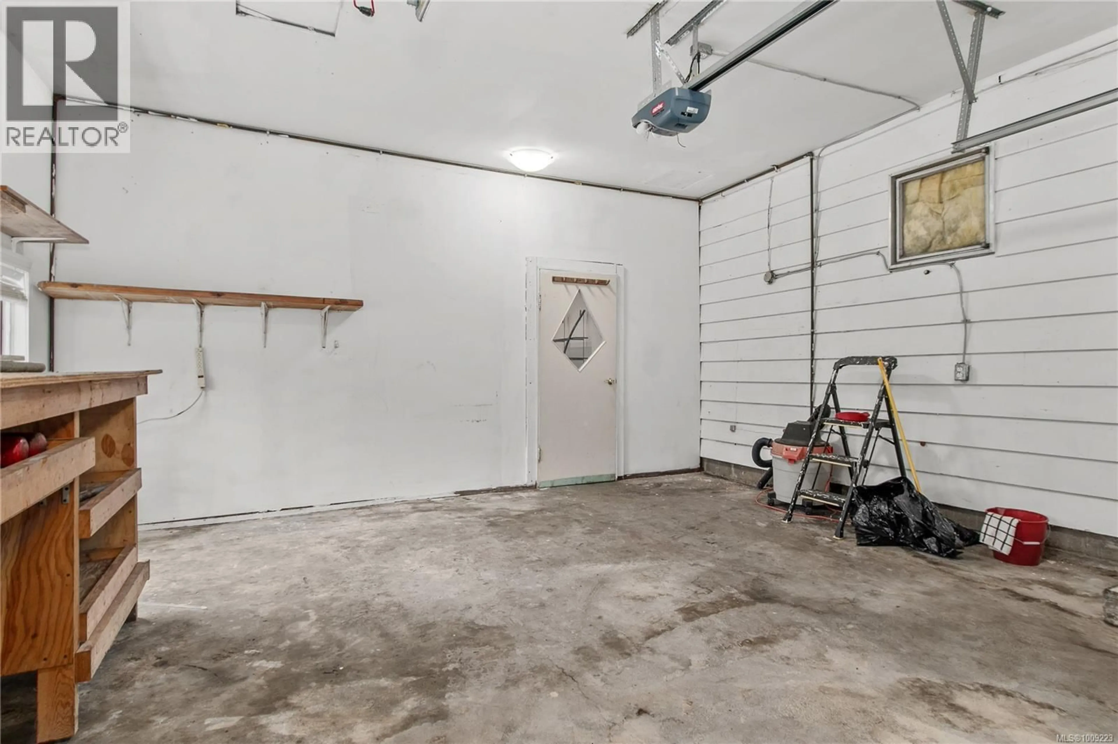 Indoor garage for 3754 ISLAND HIGHWAY SOUTH, Campbell River British Columbia V9W1M3