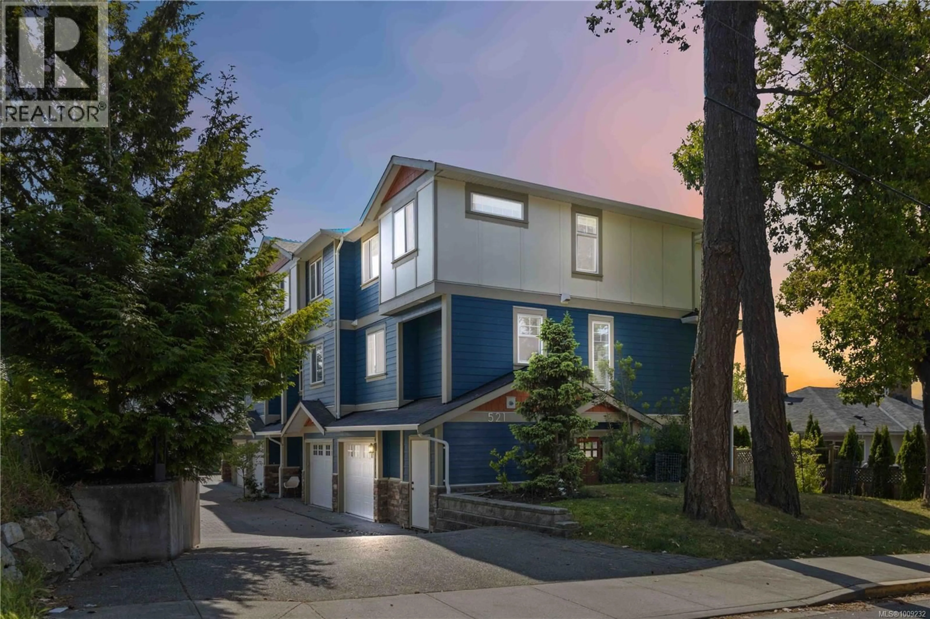 Home with vinyl exterior material, street for 4 - 521 FOSTER STREET, Esquimalt British Columbia V9A6R8