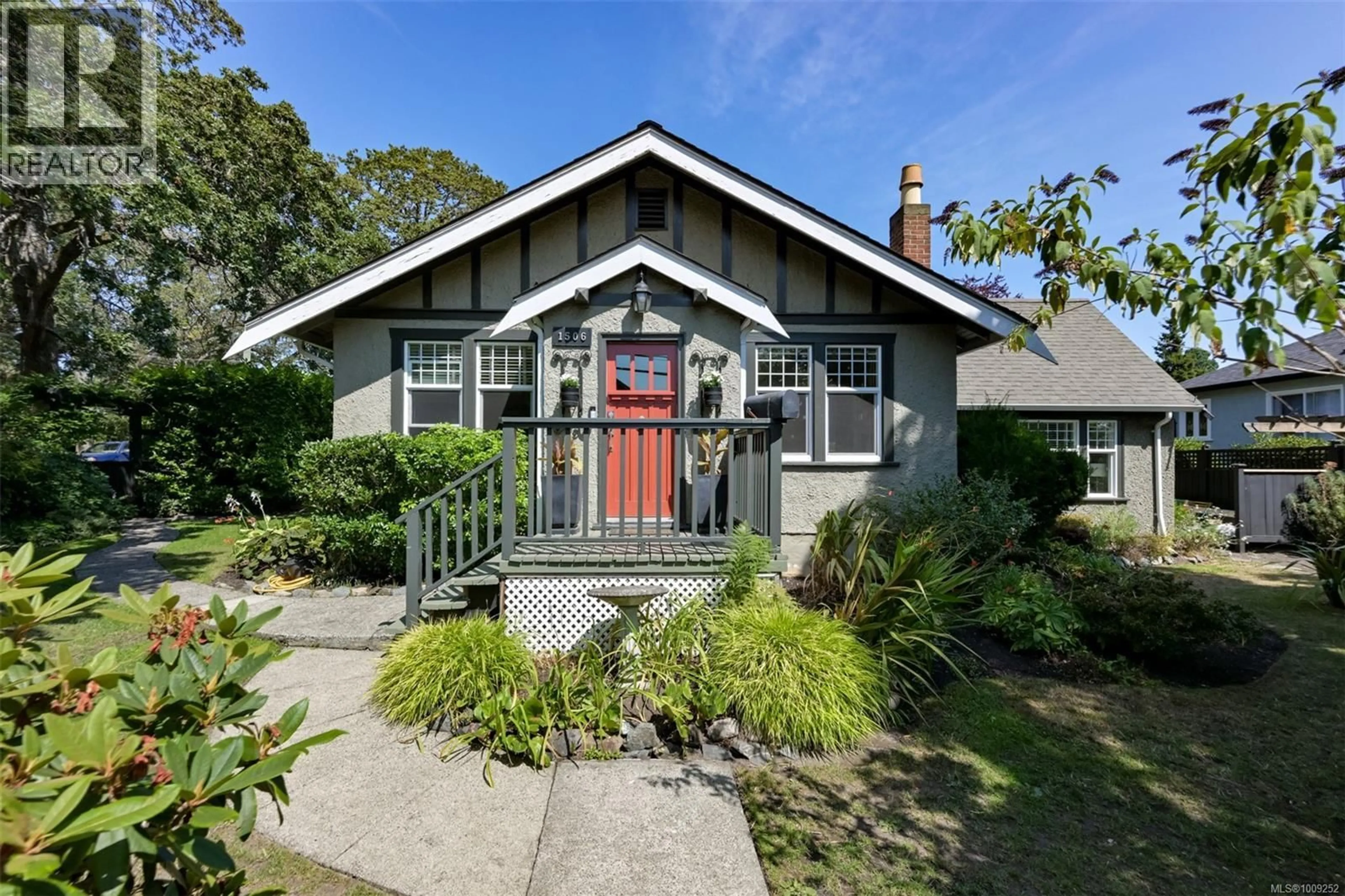 Home with vinyl exterior material, street for 1506 MCRAE AVENUE, Saanich British Columbia V8P1G5