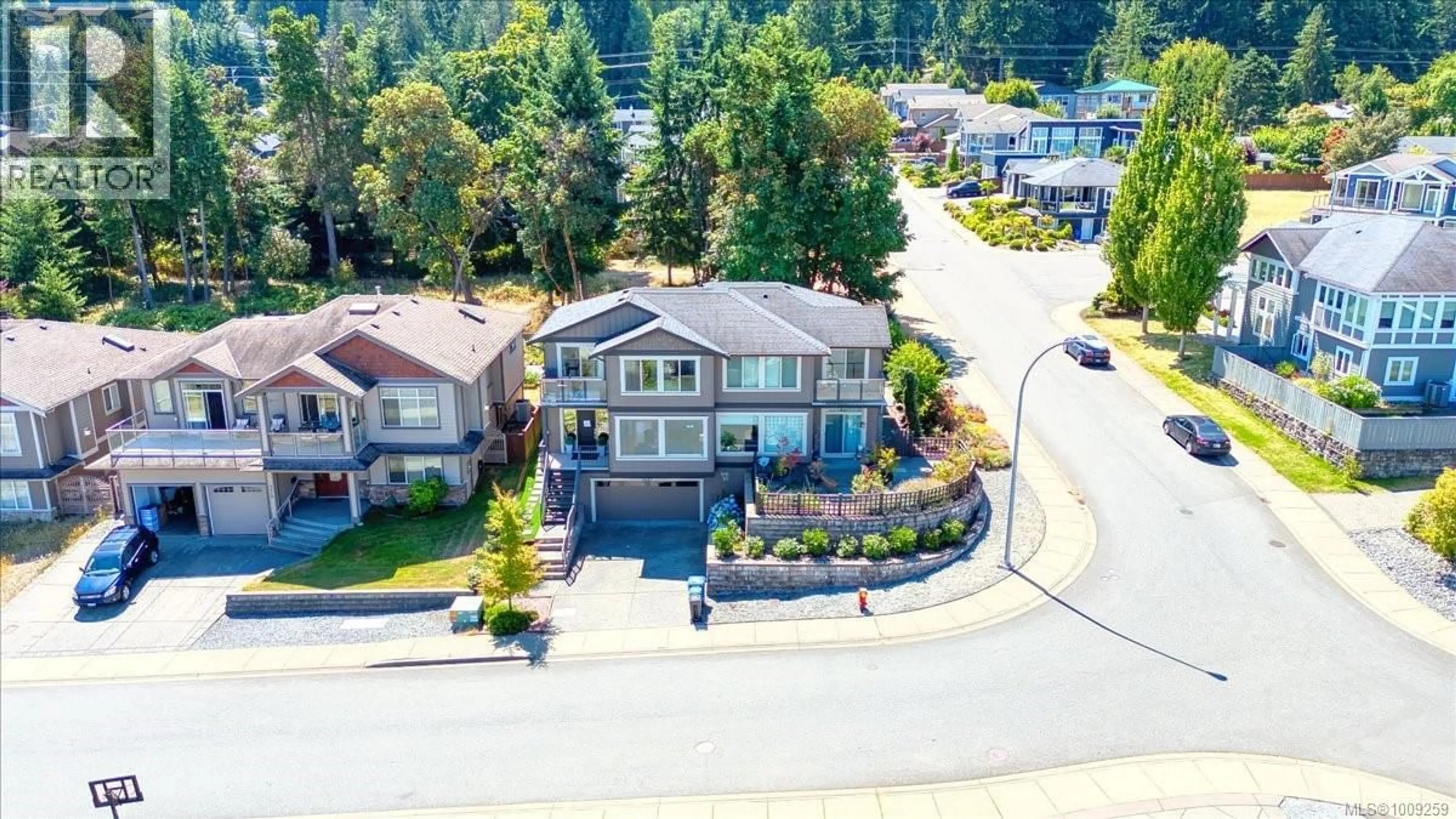 A pic from outside/outdoor area/front of a property/back of a property/a pic from drone, street for 5647 OCEANVIEW TERRACE, Nanaimo British Columbia V9V0A8