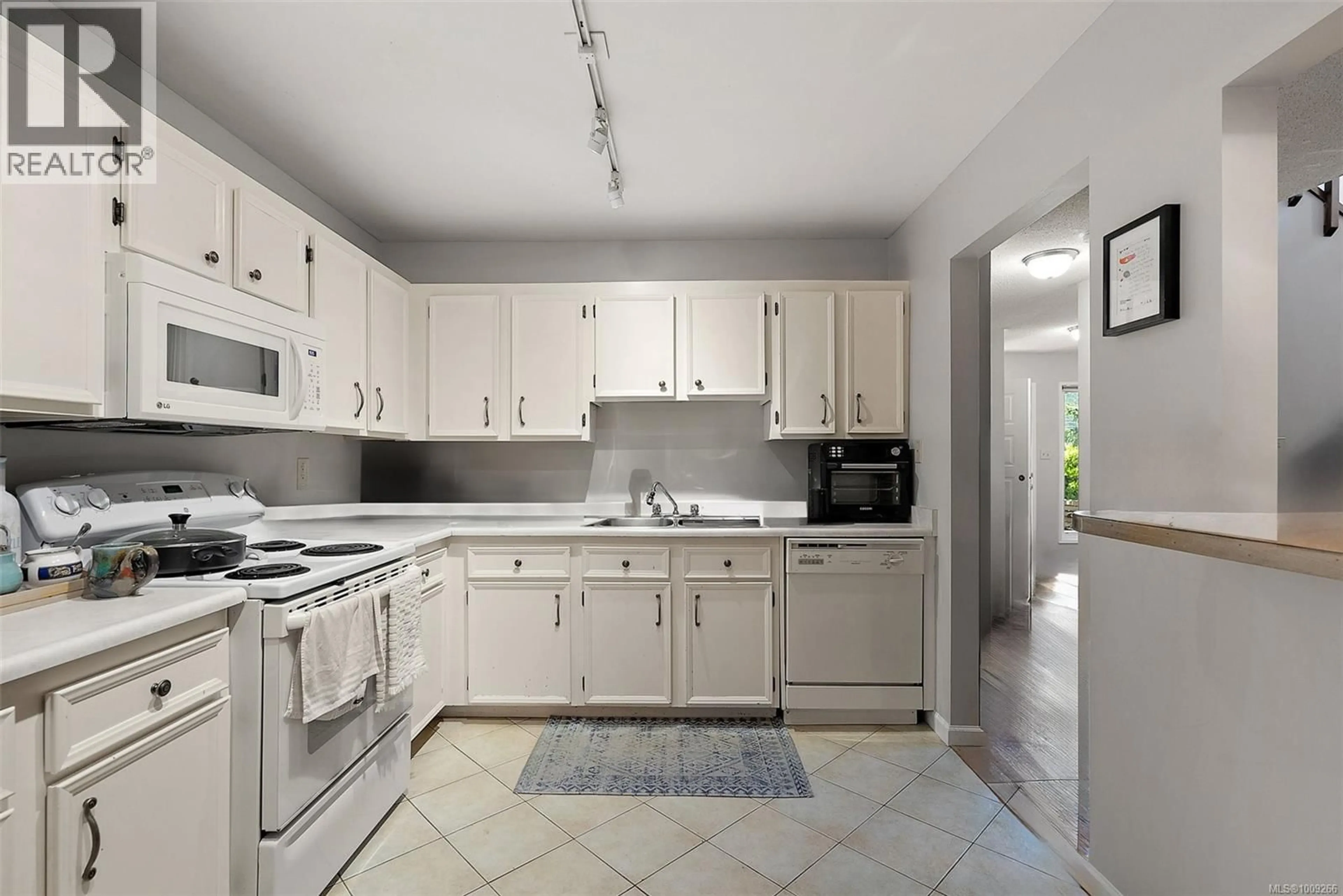 Standard kitchen, unknown for 961 SHEARWATER STREET, Esquimalt British Columbia V9A4V3