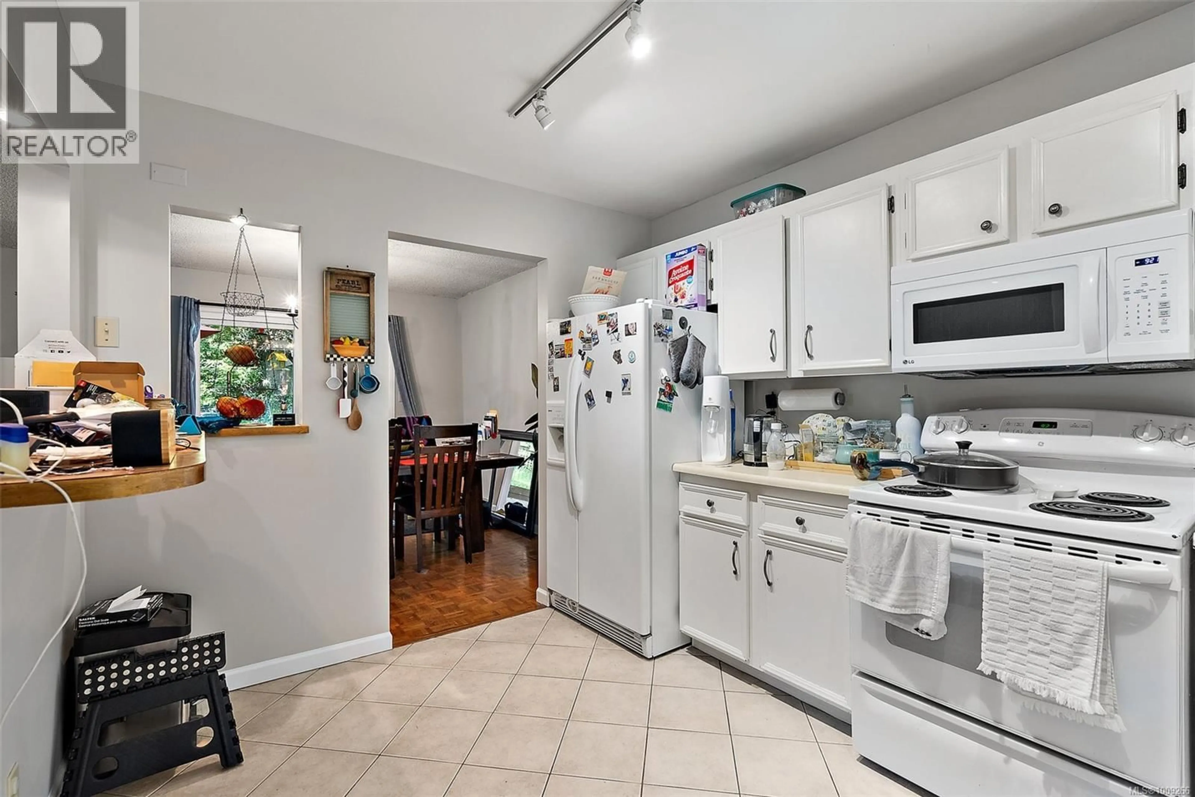 Standard kitchen, unknown for 961 SHEARWATER STREET, Esquimalt British Columbia V9A4V3