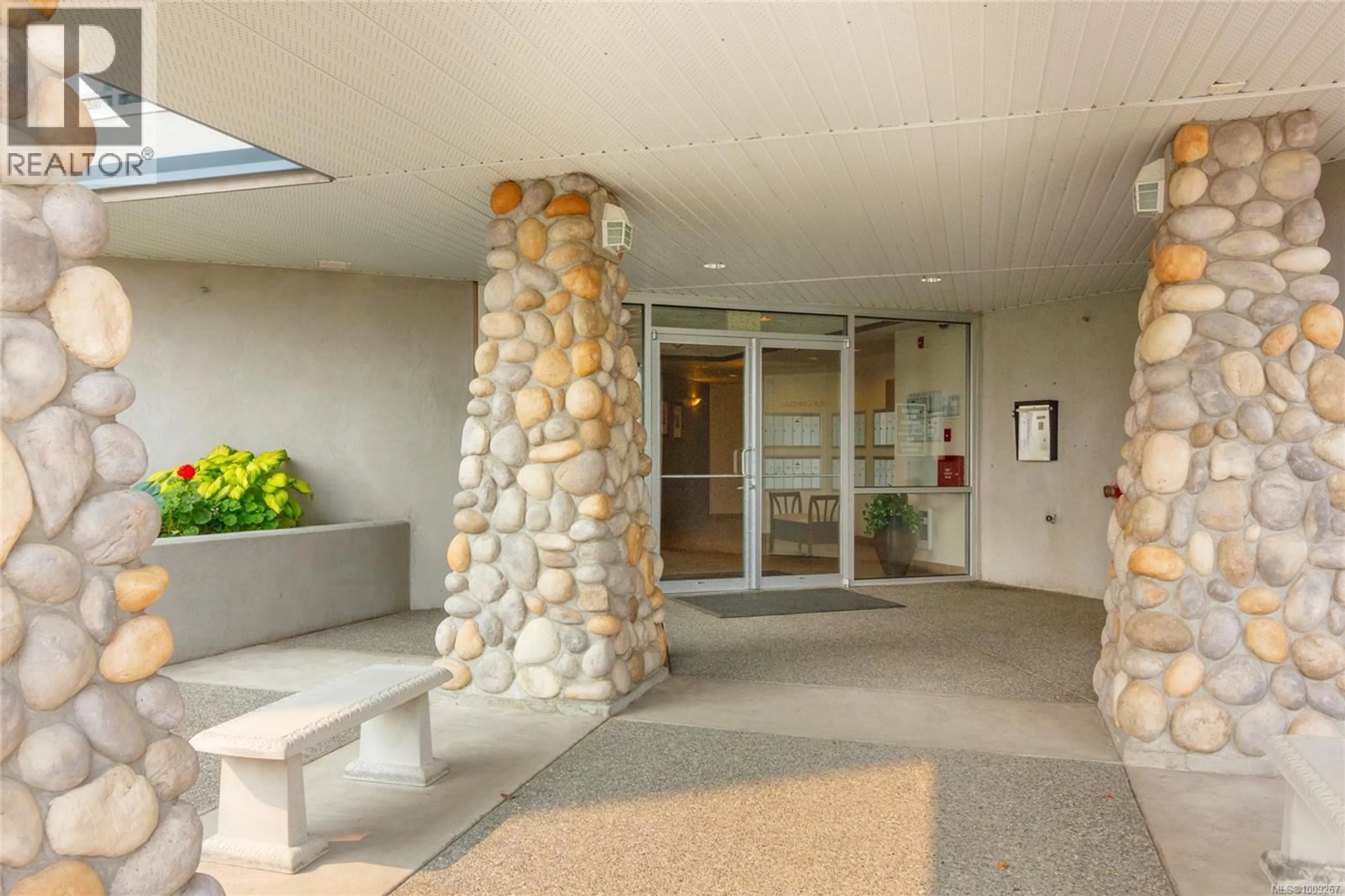 Indoor foyer for 107 - 1633 DUFFERIN CRESCENT, Nanaimo British Columbia V9S5T4