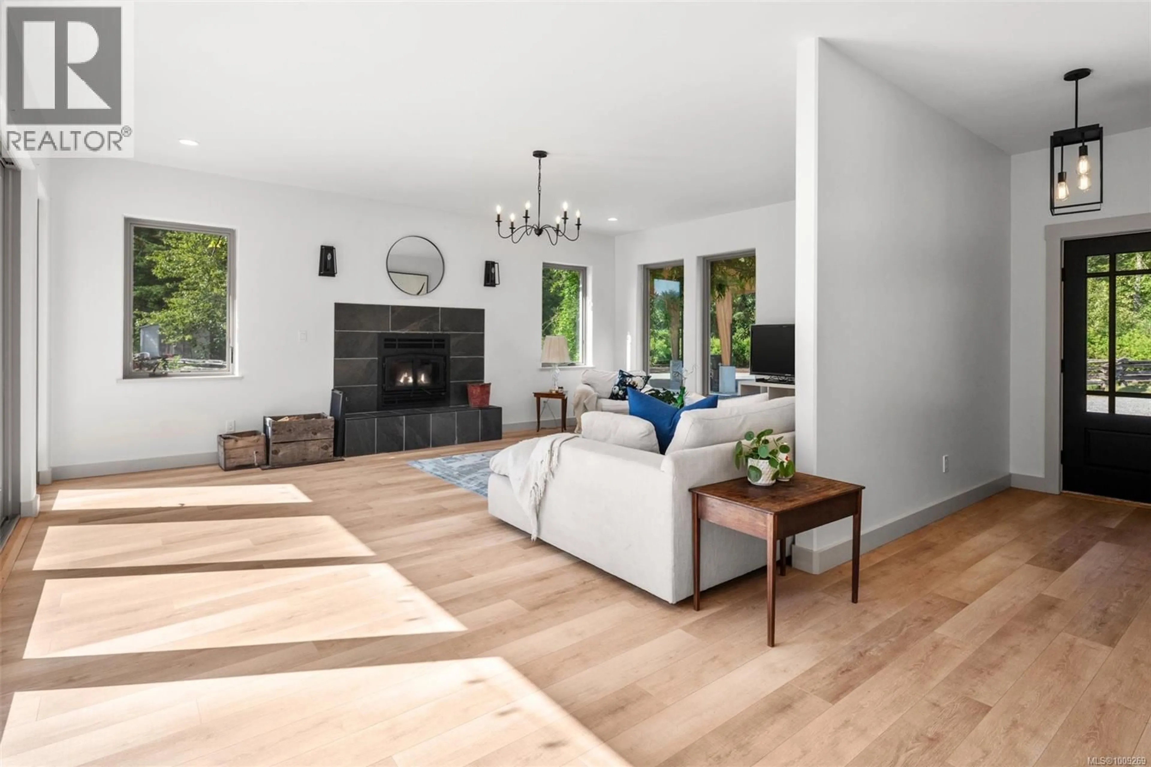 Living room with furniture, wood/laminate floor for 3700 HANKINS ROAD, Duncan British Columbia V9L6T2