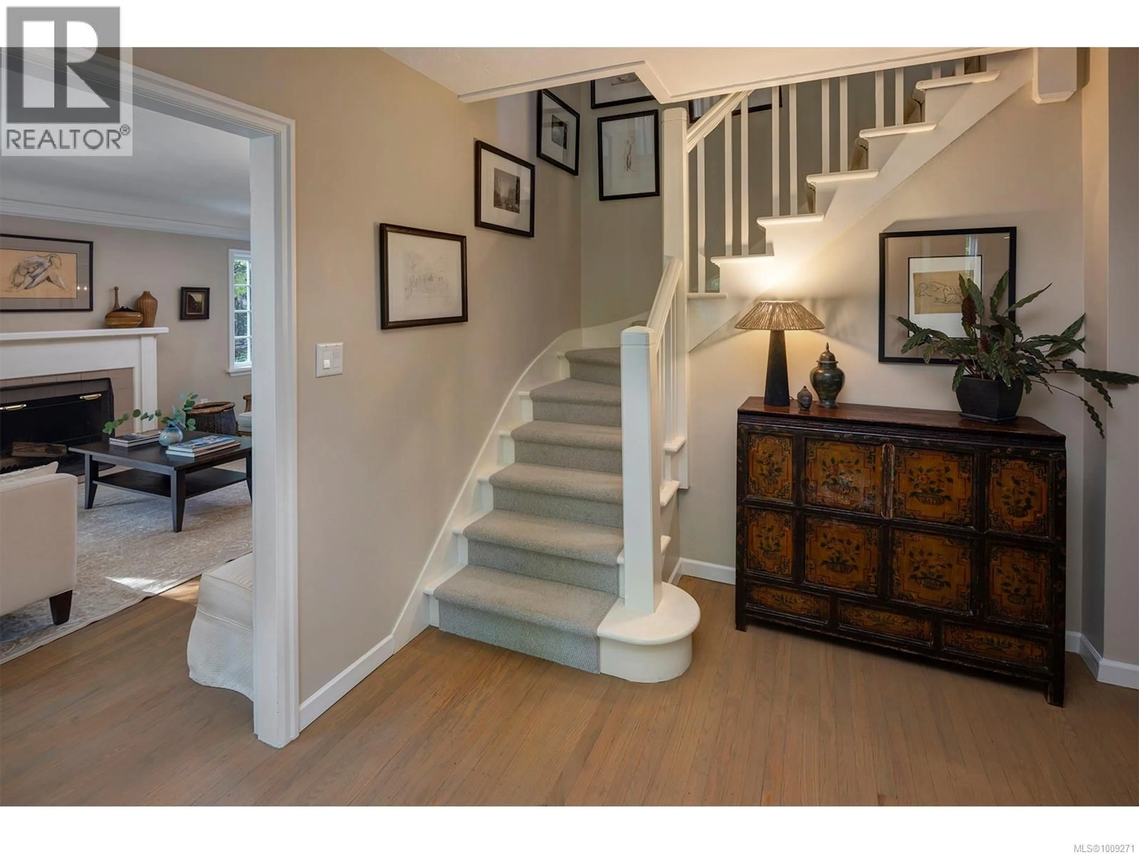 Indoor entryway for 2570 LANSDOWNE ROAD, Oak Bay British Columbia V8R3P3