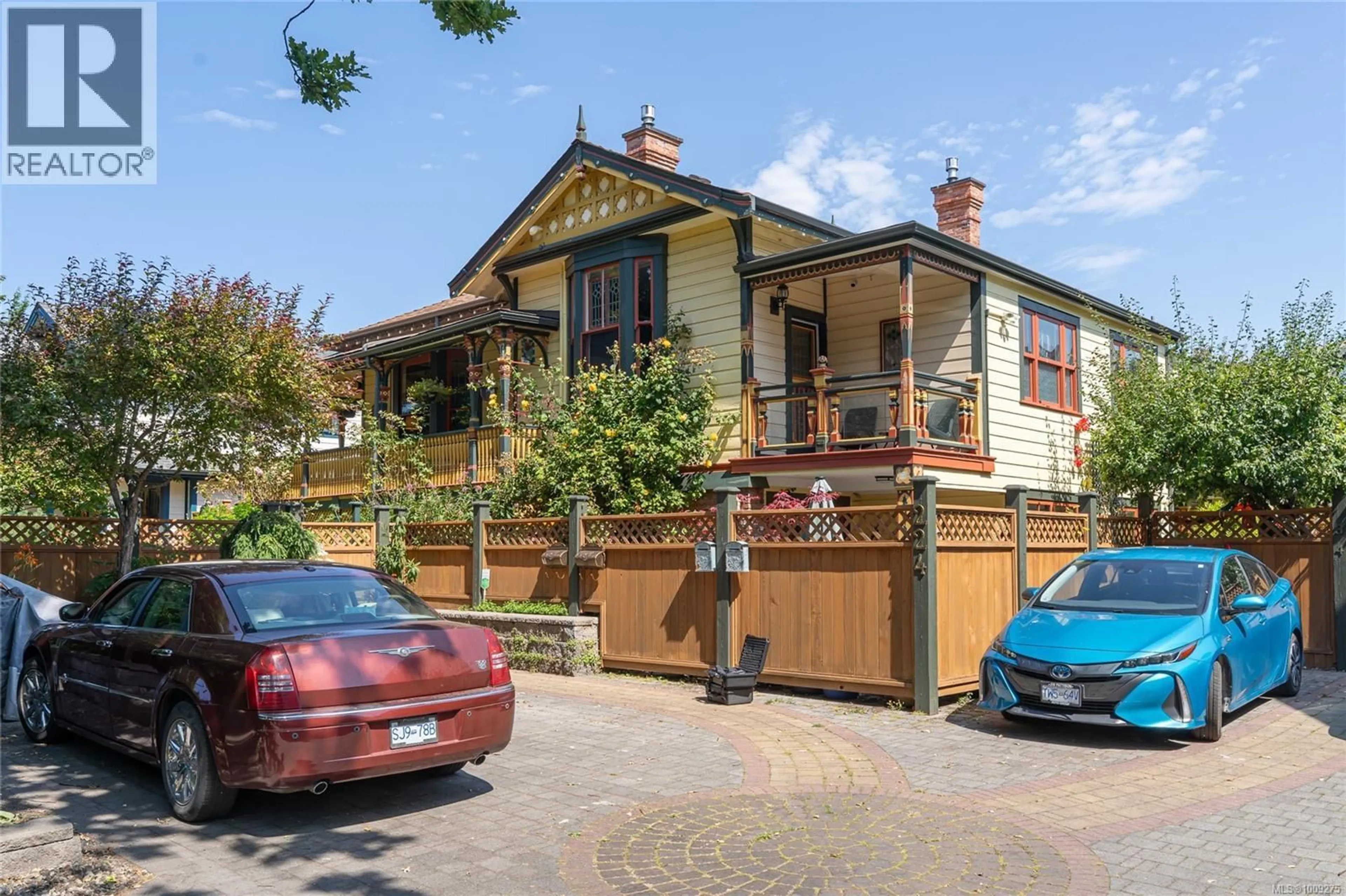 A pic from outside/outdoor area/front of a property/back of a property/a pic from drone, street for 1 - 224 SUPERIOR STREET, Victoria British Columbia V8V1T3