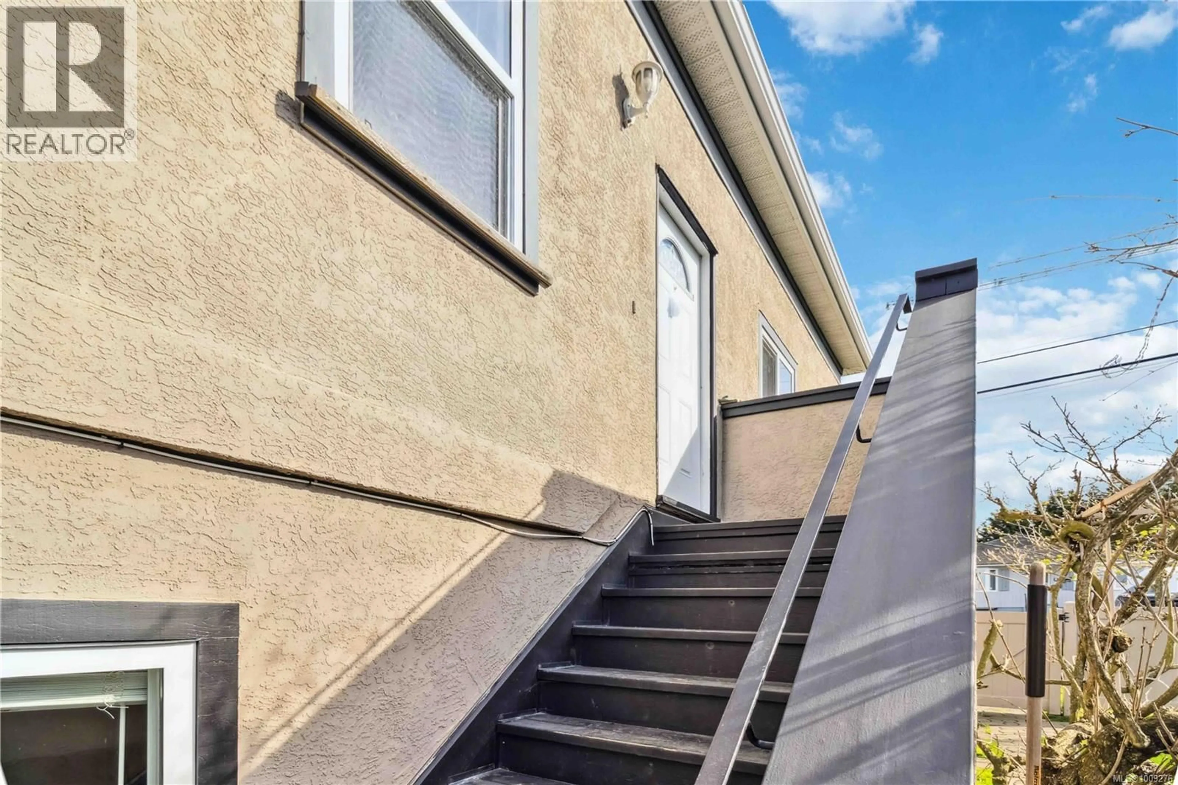 Stairs for 806 OLD ESQUIMALT ROAD, Esquimalt British Columbia V9A4X1