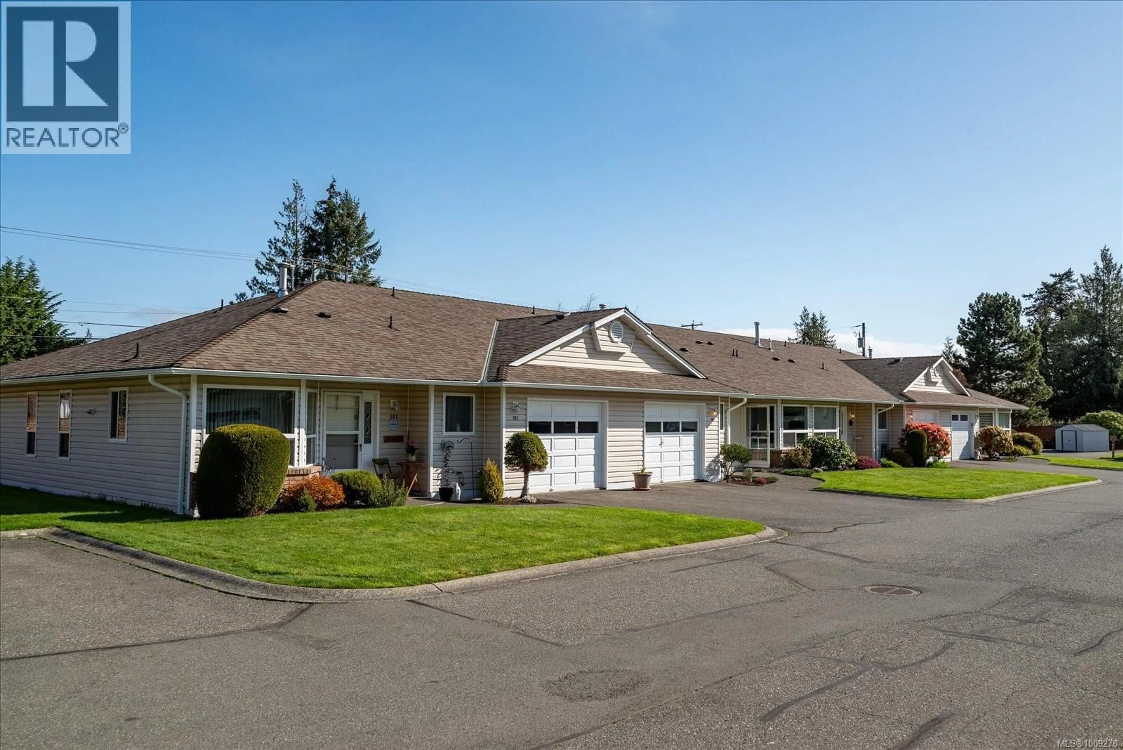 Home with vinyl exterior material, street for 102 - 240 STANFORD AVENUE EAST, Parksville British Columbia V9P2K8