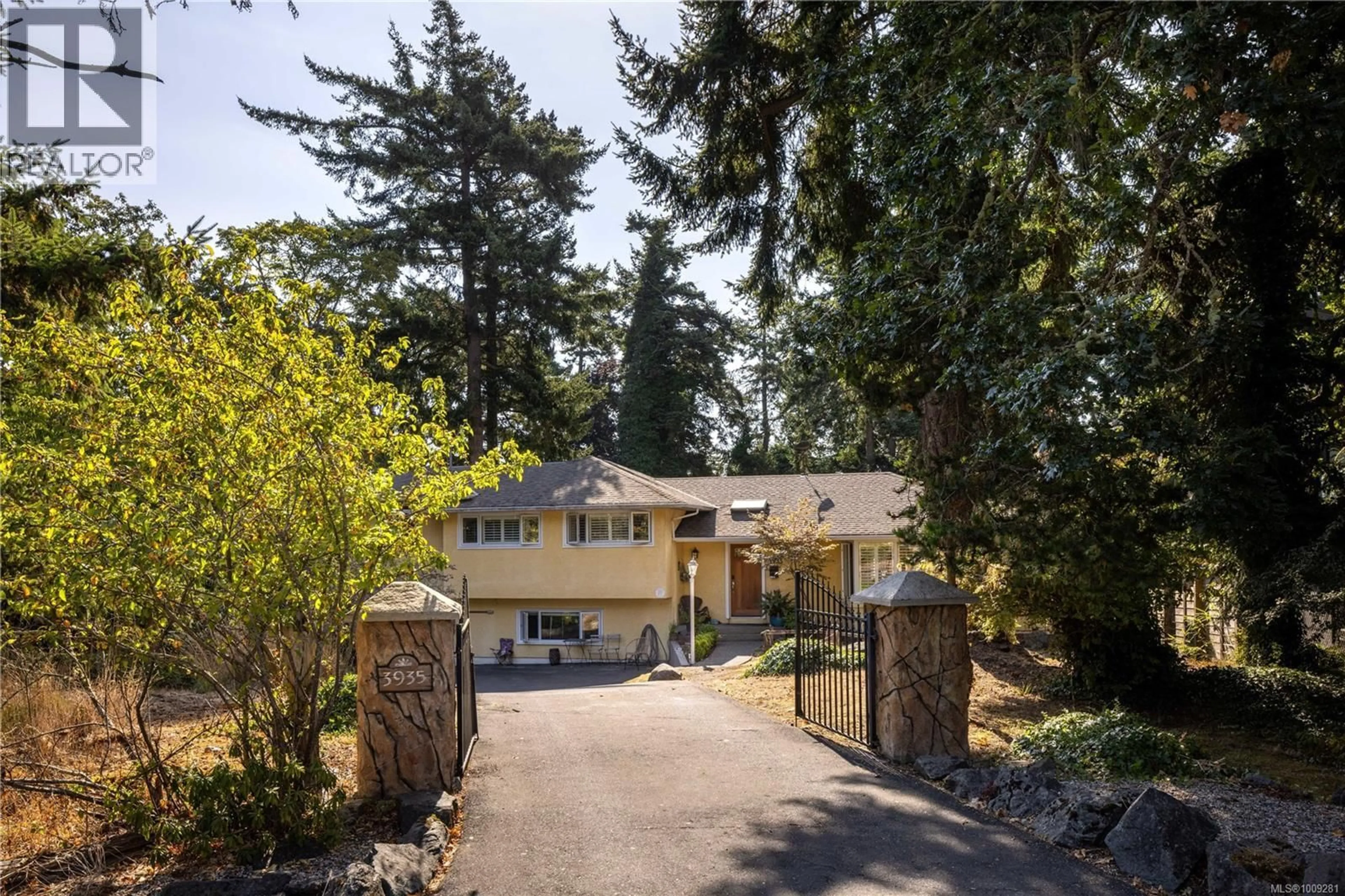A pic from outside/outdoor area/front of a property/back of a property/a pic from drone, street for 3935 TUDOR AVENUE, Saanich British Columbia V8N4L2