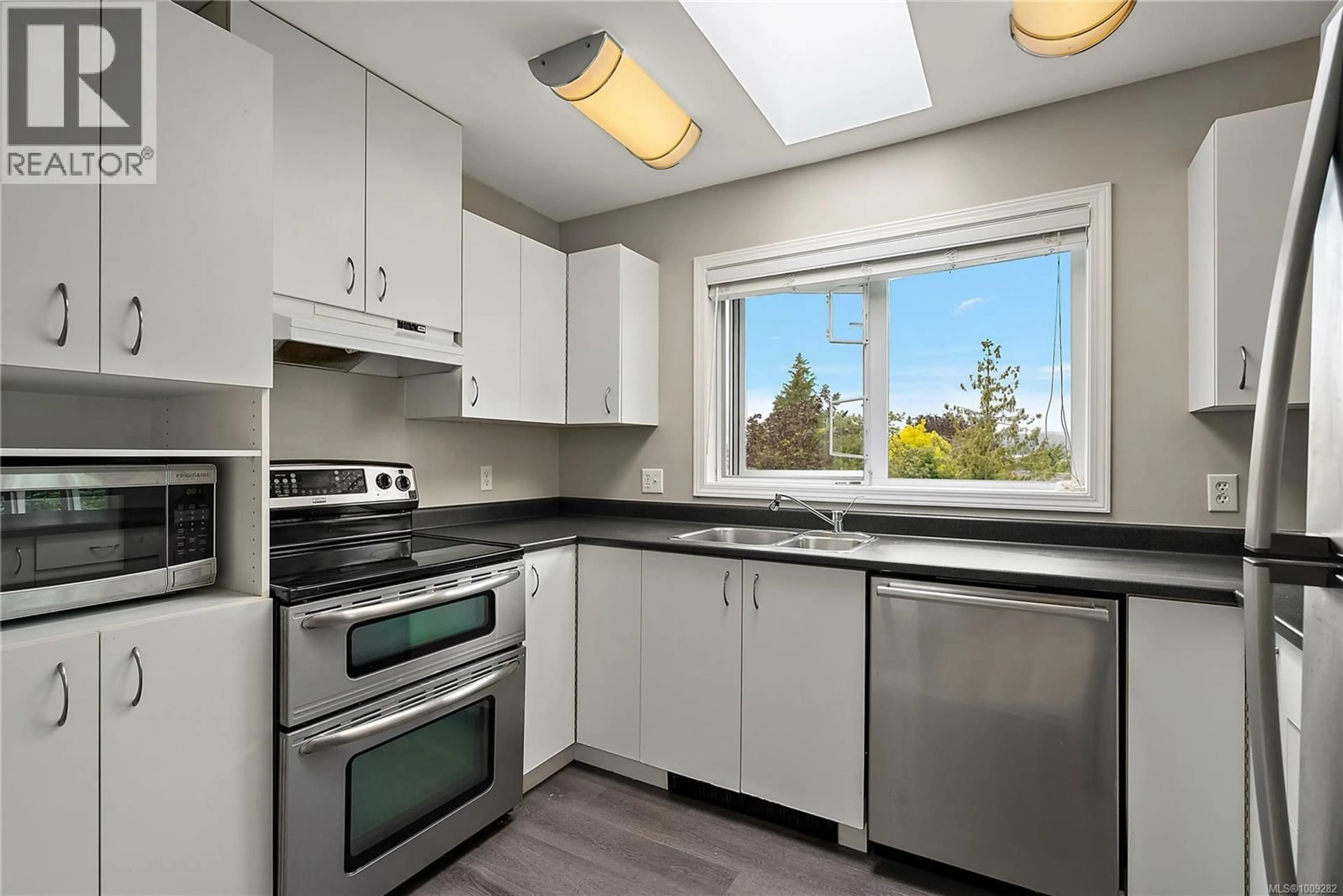 Standard kitchen, unknown for 403 - 3230 GLASGOW AVENUE, Saanich British Columbia V8X1M2