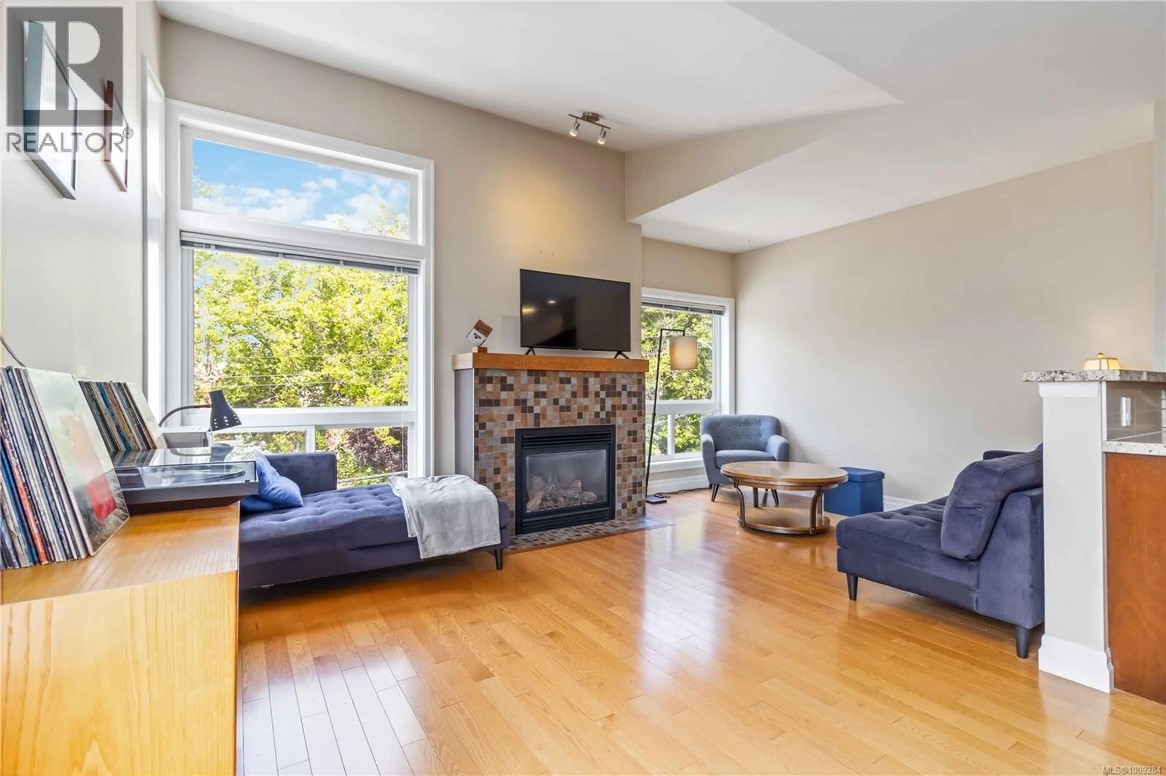 Living room with furniture, wood/laminate floor for 4 - 1827 FAIRFIELD ROAD, Victoria British Columbia V8S1G9