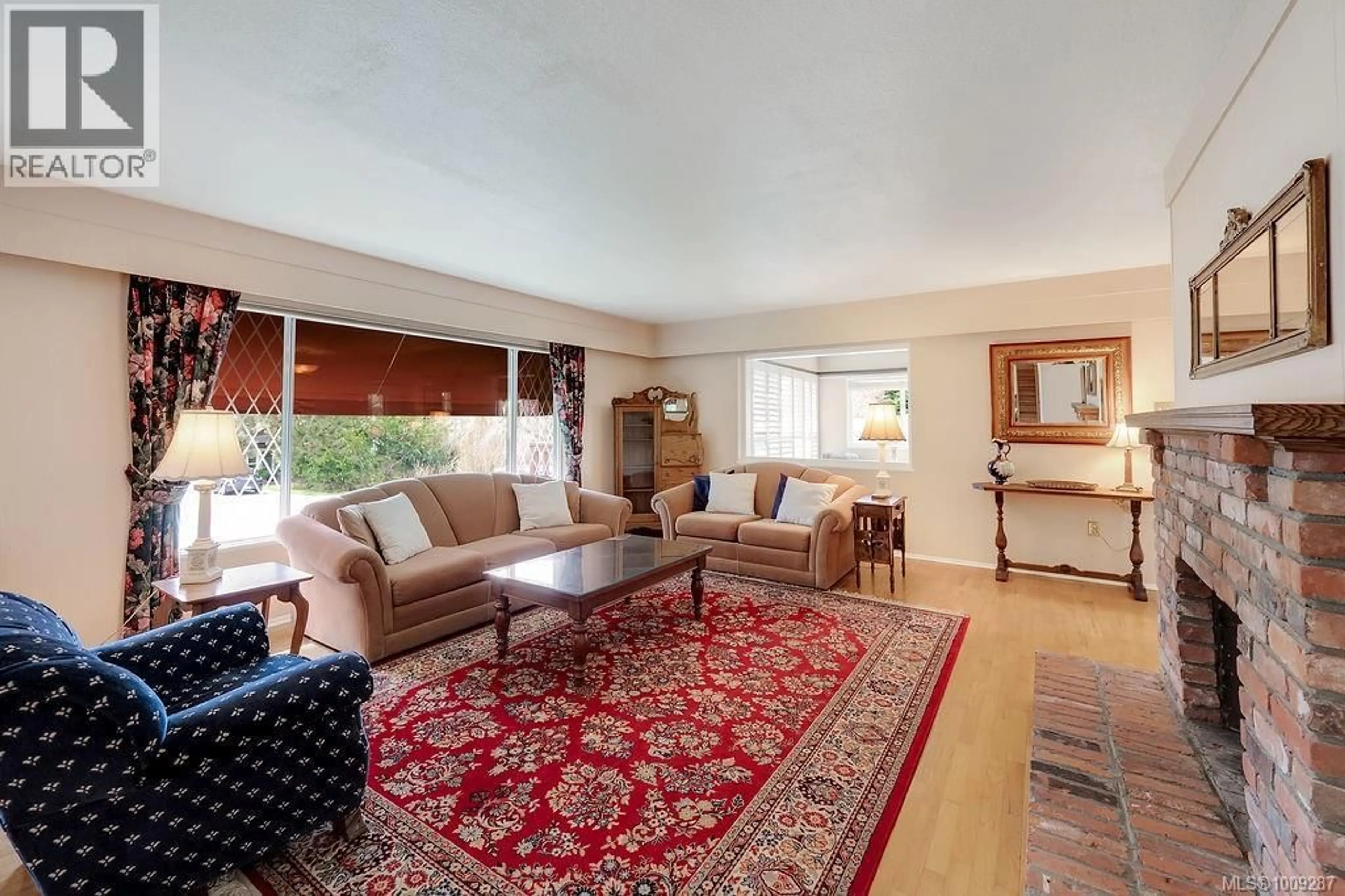 Living room with furniture, unknown for 1080 HOLLY PARK ROAD, Central Saanich British Columbia V8M1E6