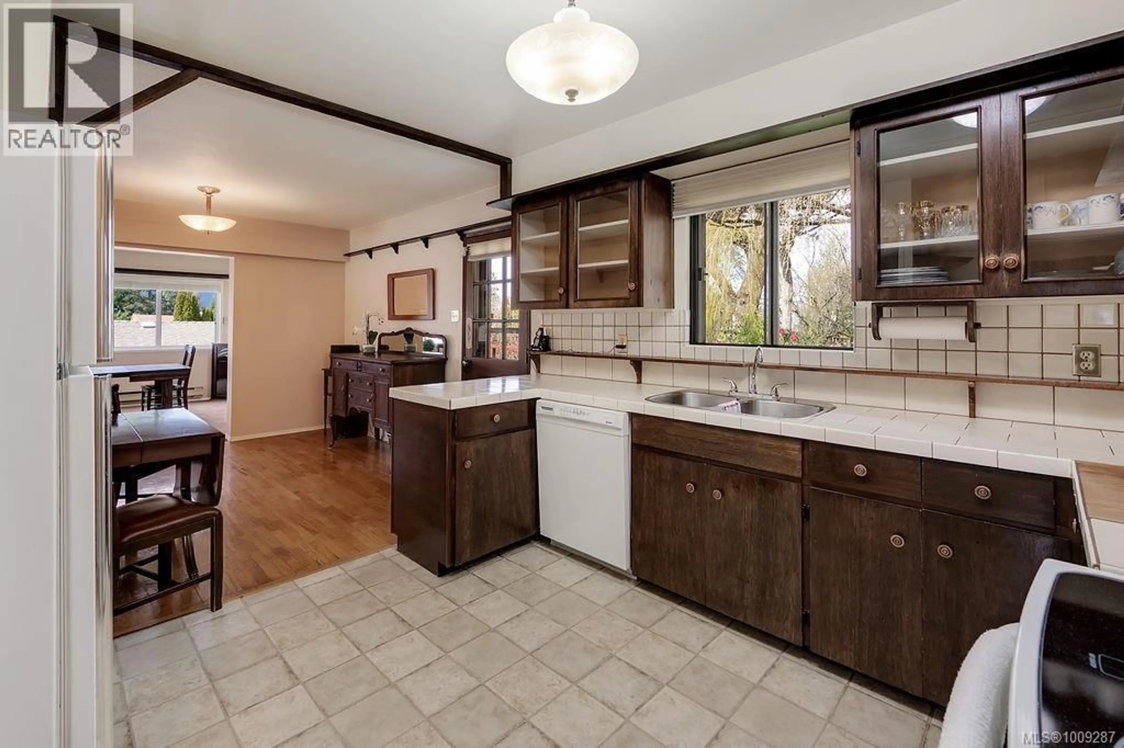 Open concept kitchen, ceramic/tile floor for 1080 HOLLY PARK ROAD, Central Saanich British Columbia V8M1E6