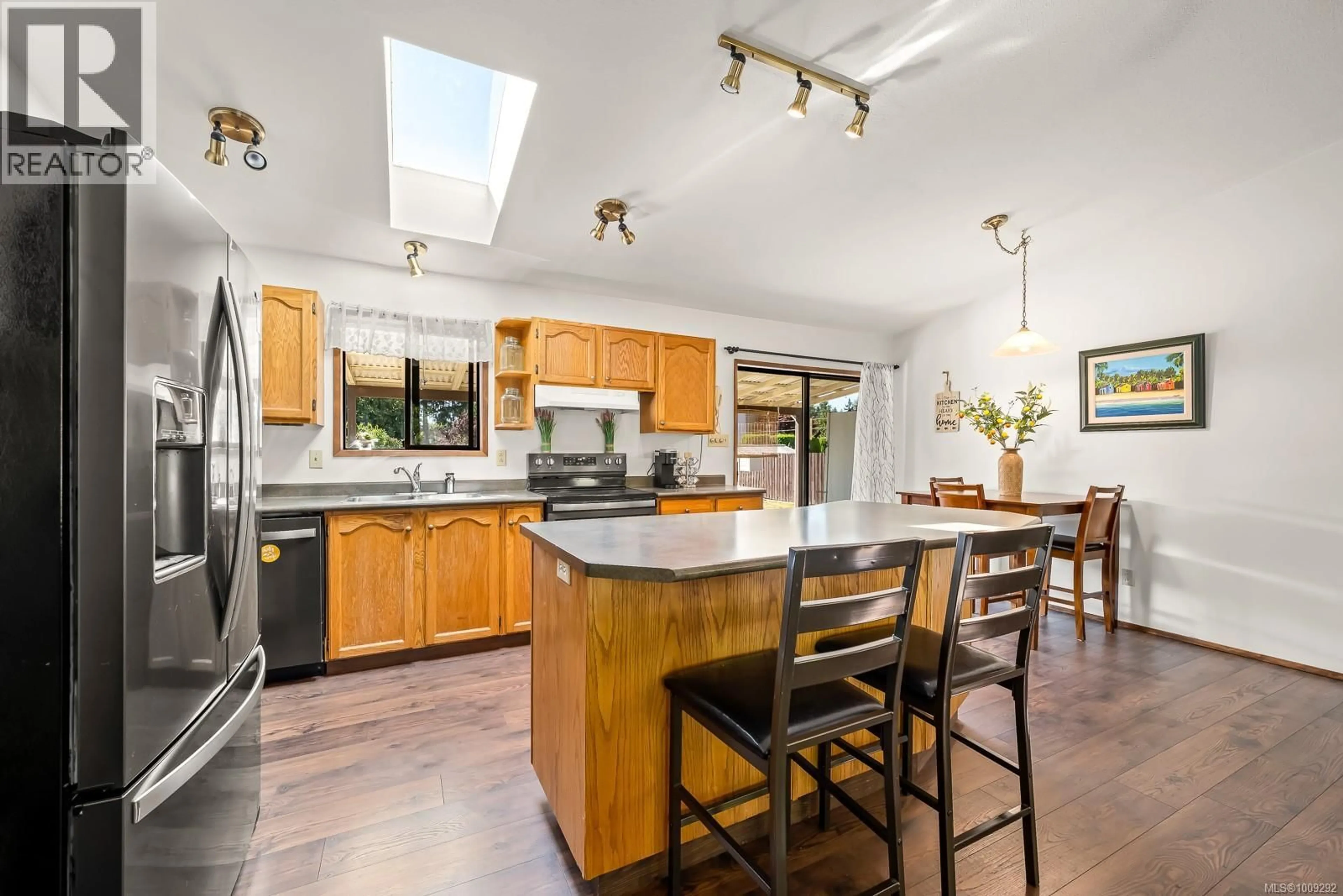 Open concept kitchen, ceramic/tile floor for 1150 26TH STREET, Courtenay British Columbia V9N7N4