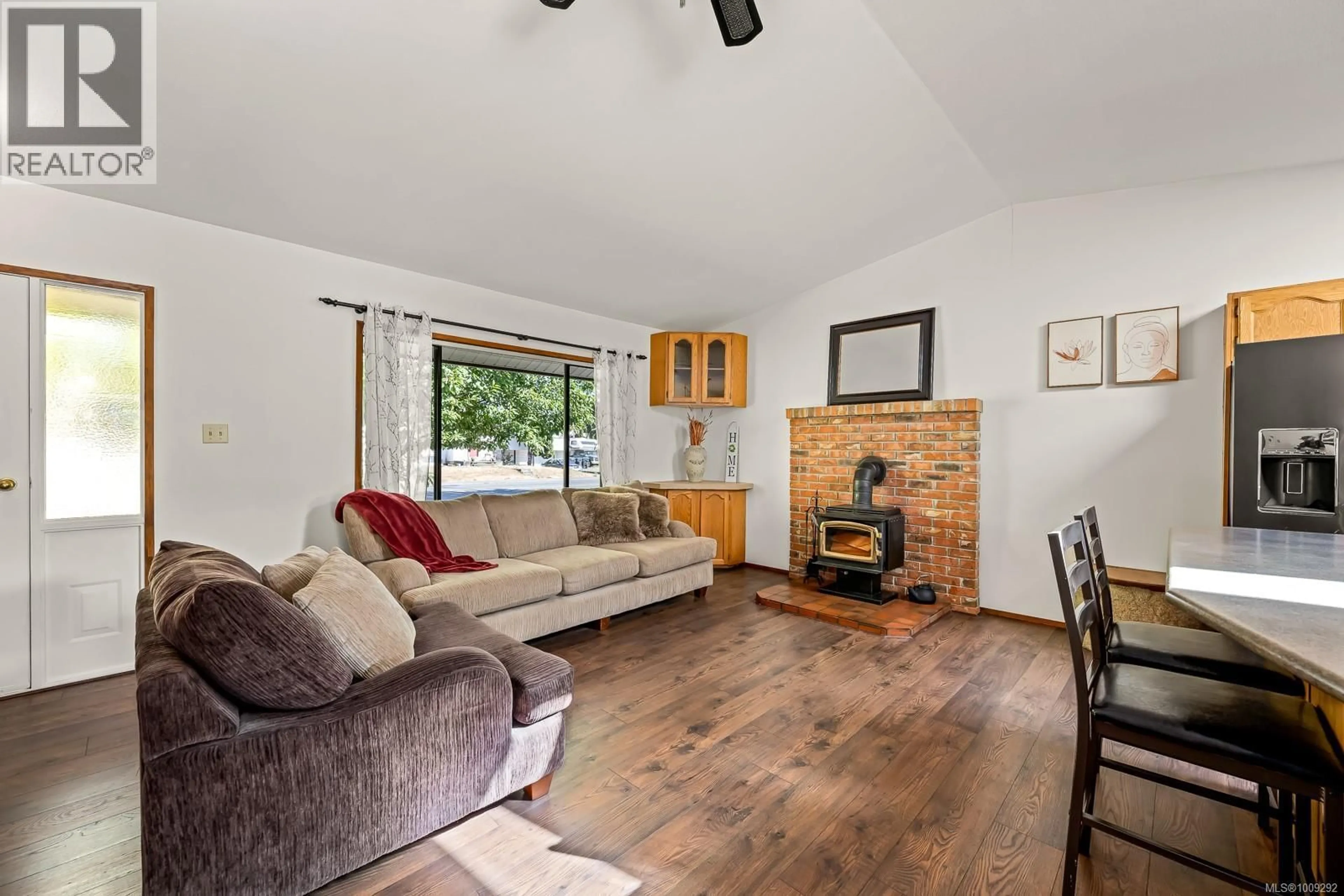 Living room with furniture, wood/laminate floor for 1150 26TH STREET, Courtenay British Columbia V9N7N4