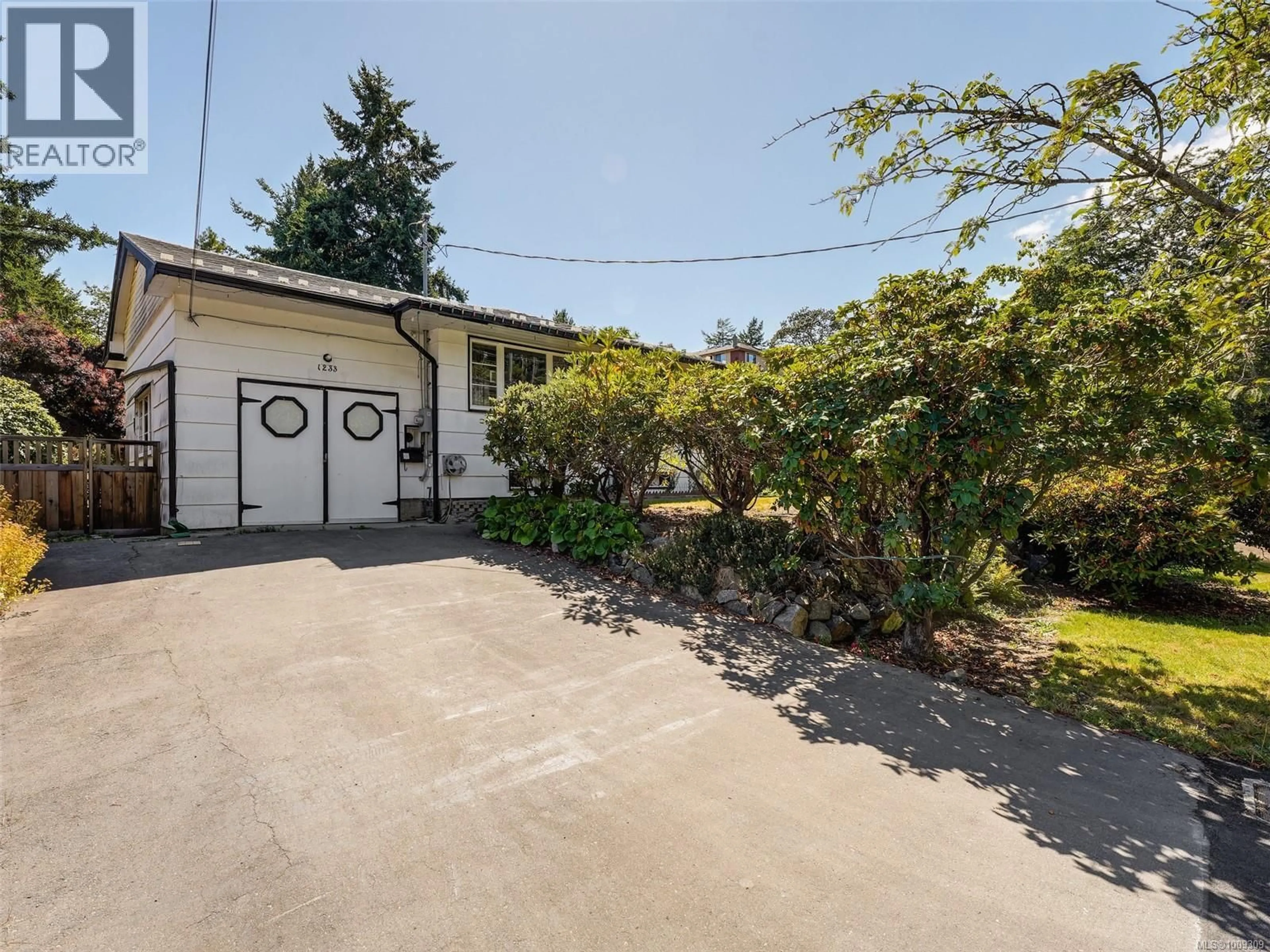 A pic from outside/outdoor area/front of a property/back of a property/a pic from drone, street for 1233 TATTERSALL DRIVE, Saanich British Columbia V8P1Y8