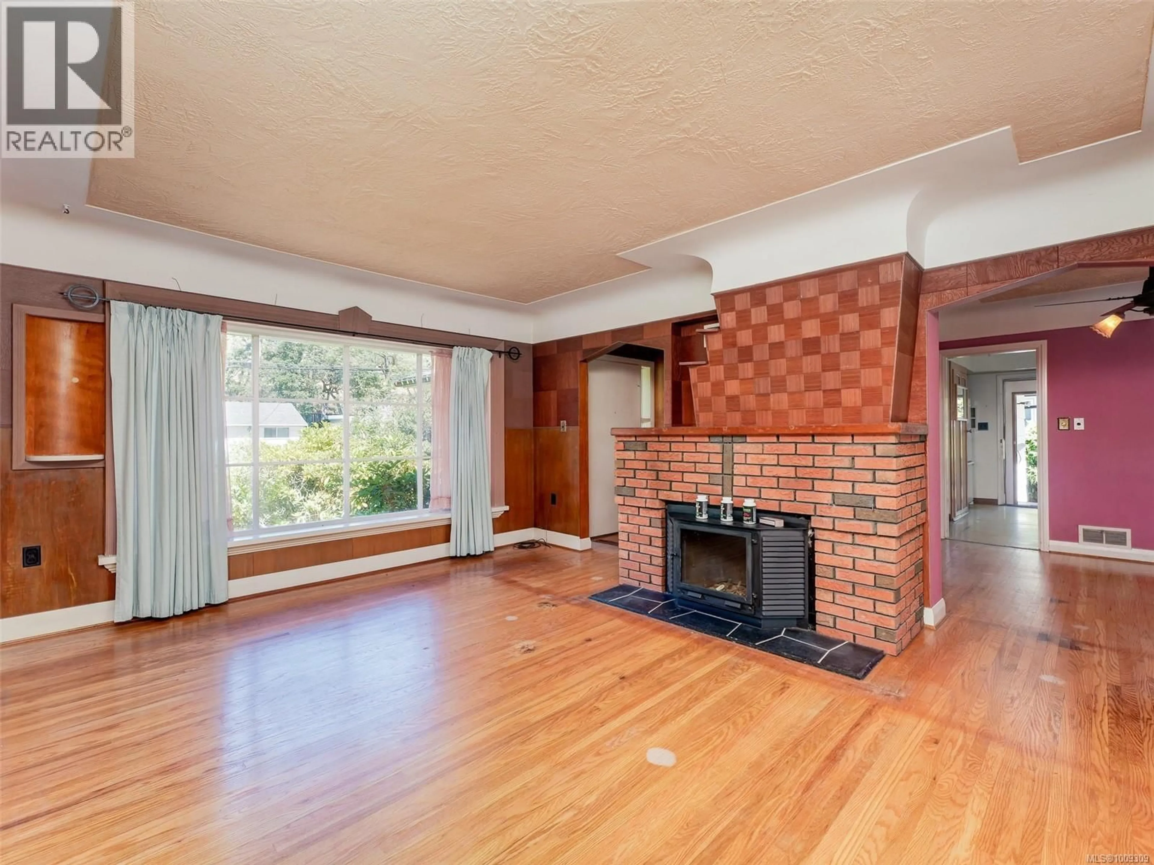 Living room with furniture, wood/laminate floor for 1233 TATTERSALL DRIVE, Saanich British Columbia V8P1Y8