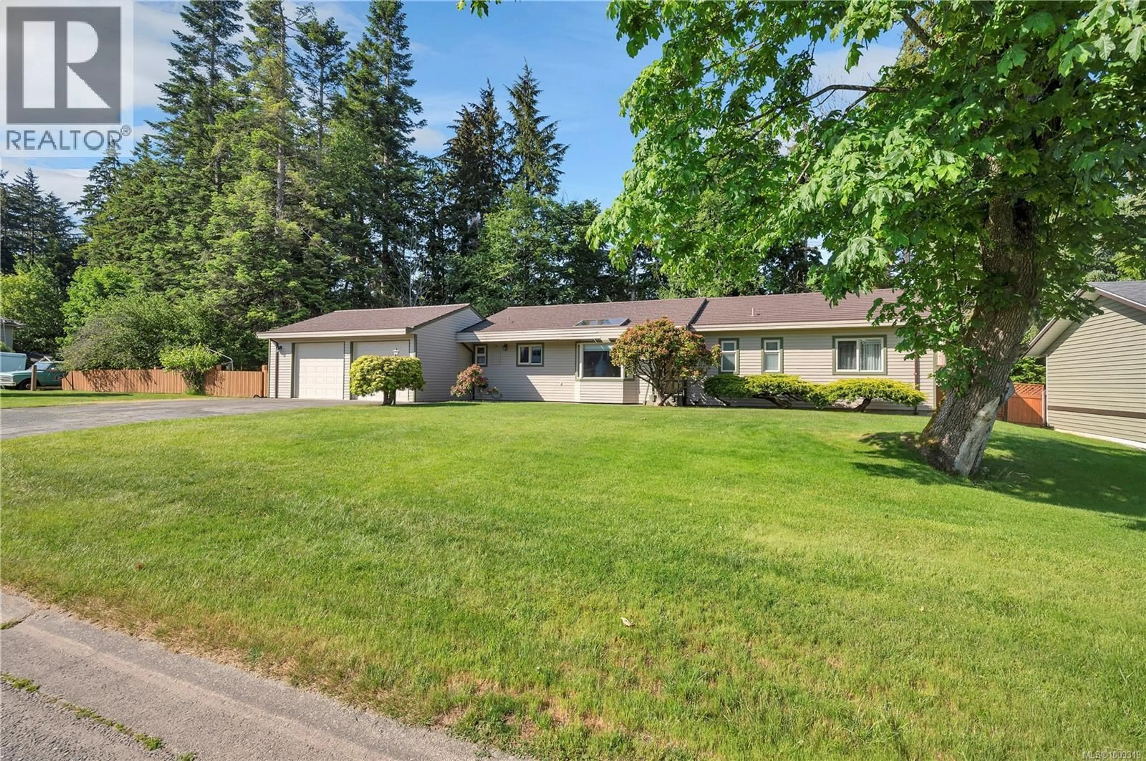 Home with vinyl exterior material, street for 330 COTTONWOOD DRIVE, Campbell River British Columbia V9W6P5