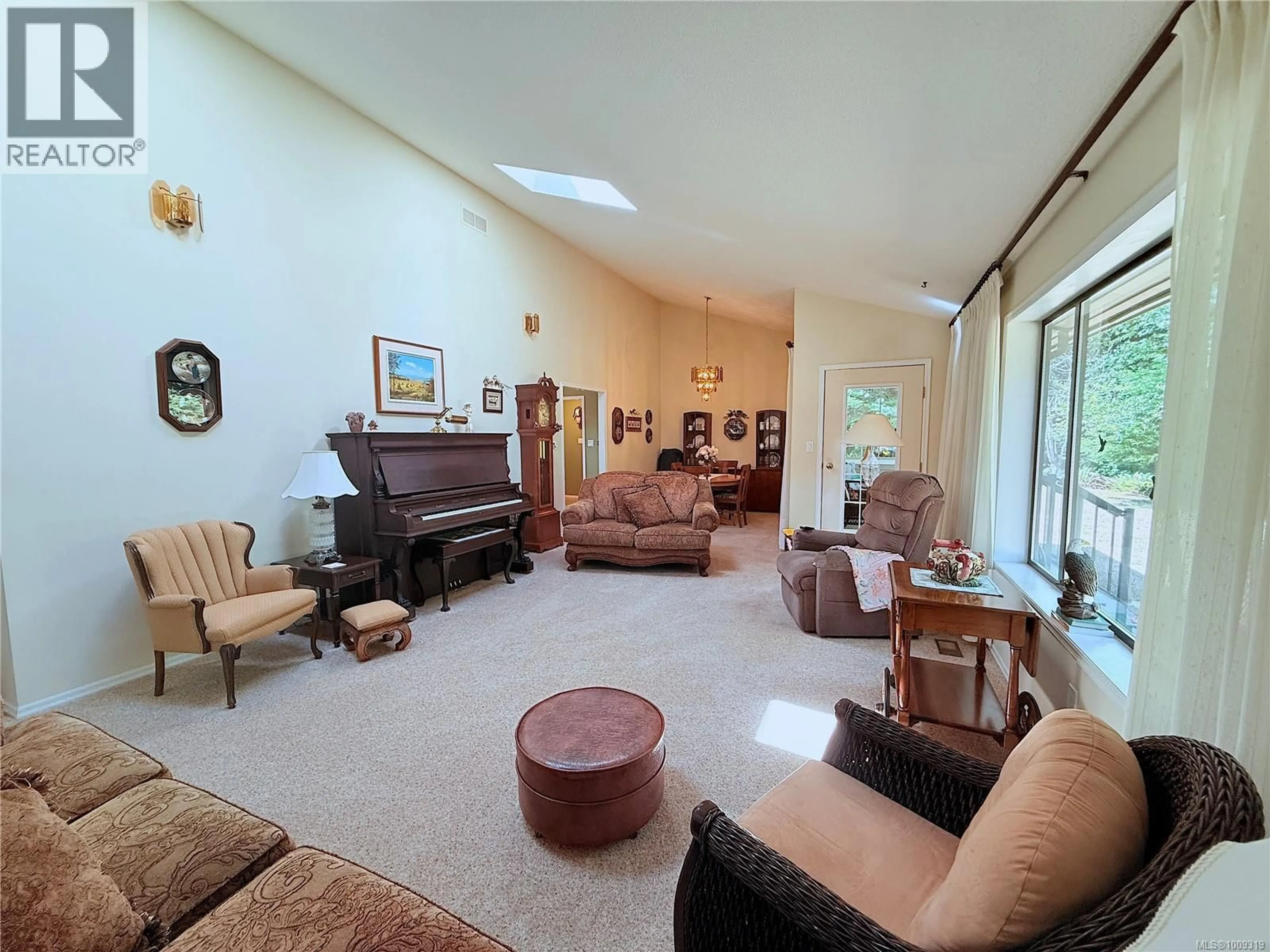 Living room with furniture, unknown for 330 COTTONWOOD DRIVE, Campbell River British Columbia V9W6P5