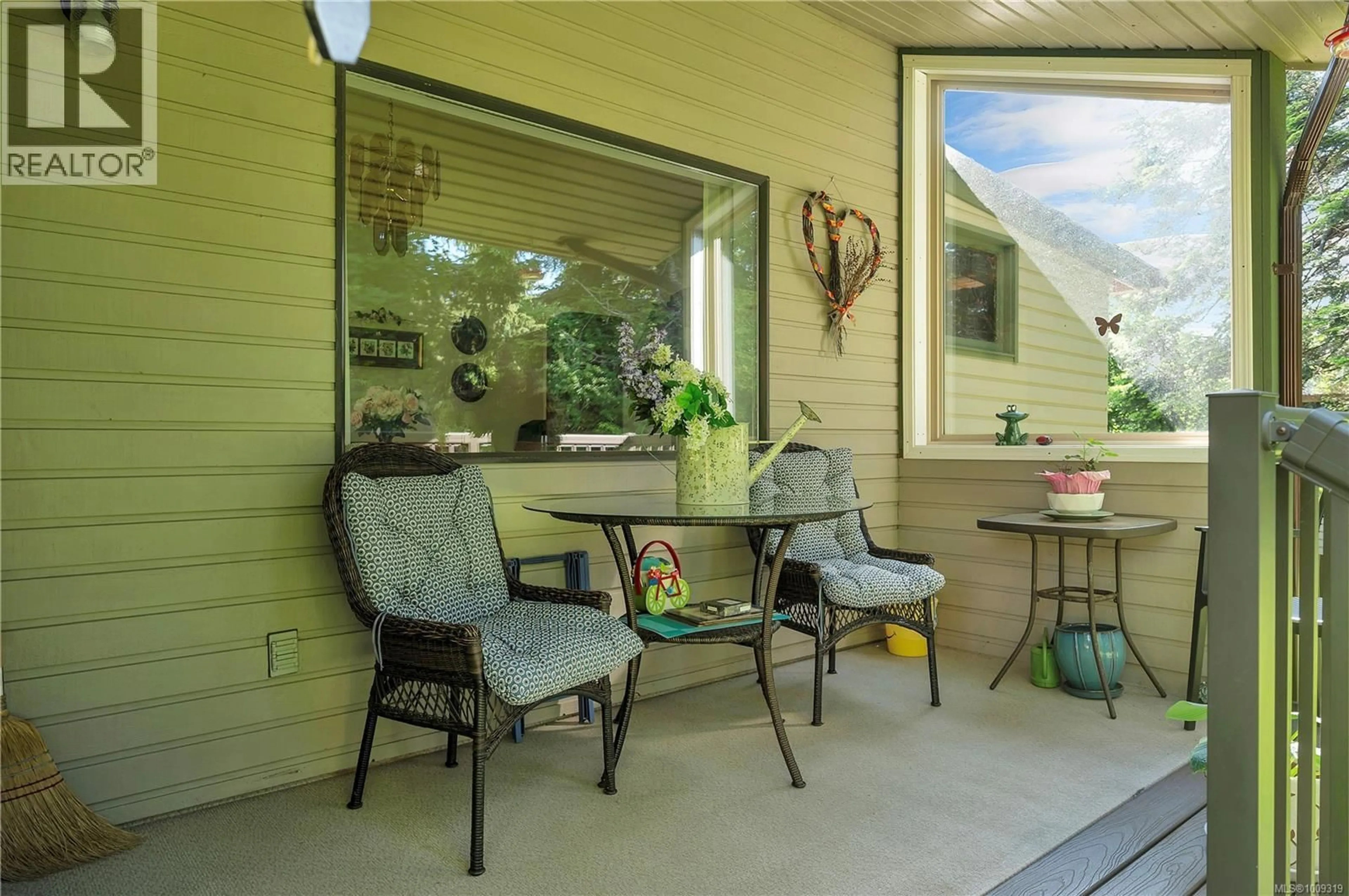 Patio, street for 330 COTTONWOOD DRIVE, Campbell River British Columbia V9W6P5