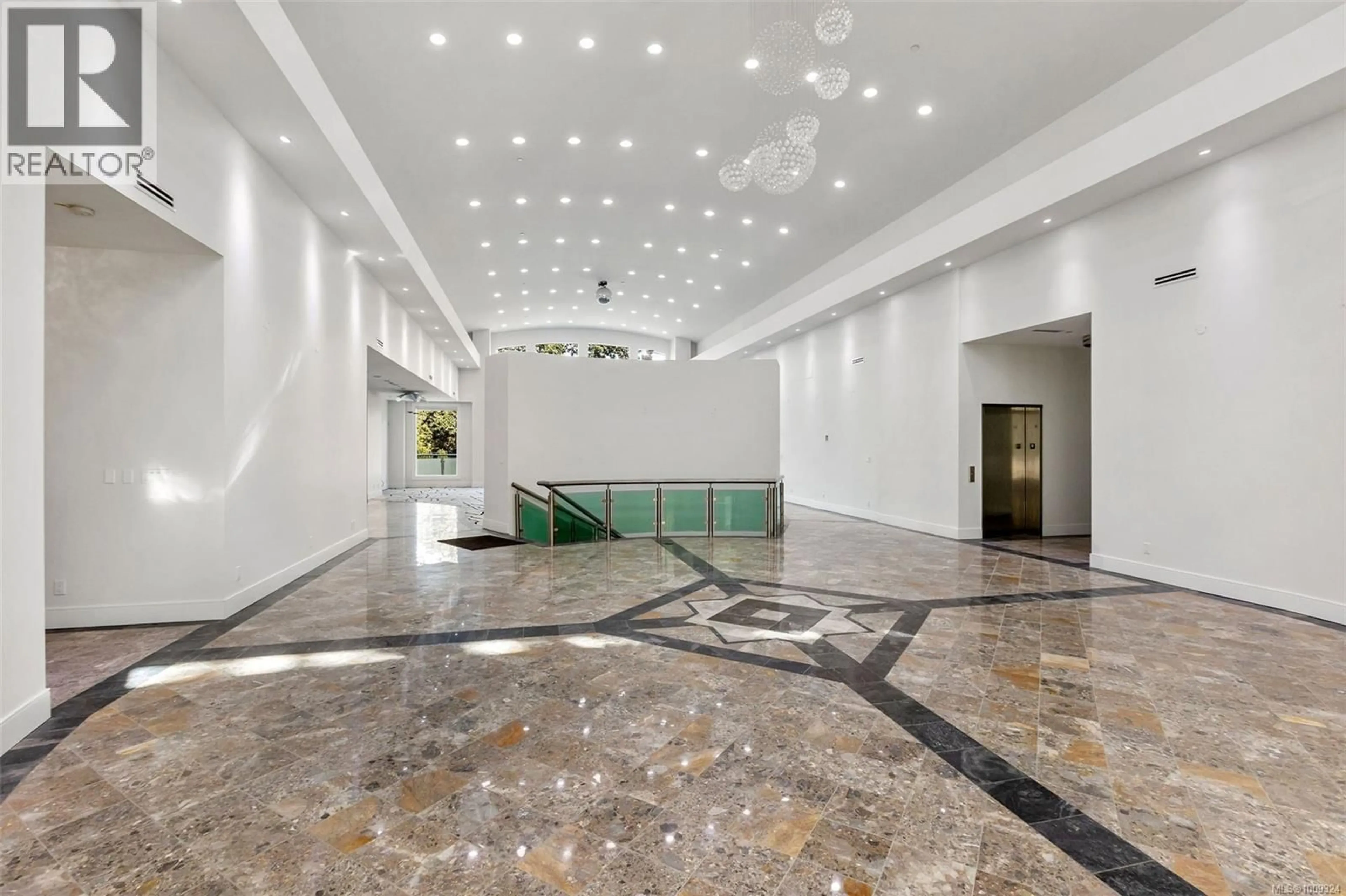 Lobby for 3355 MIDLAND ROAD, Oak Bay British Columbia V8R6G7