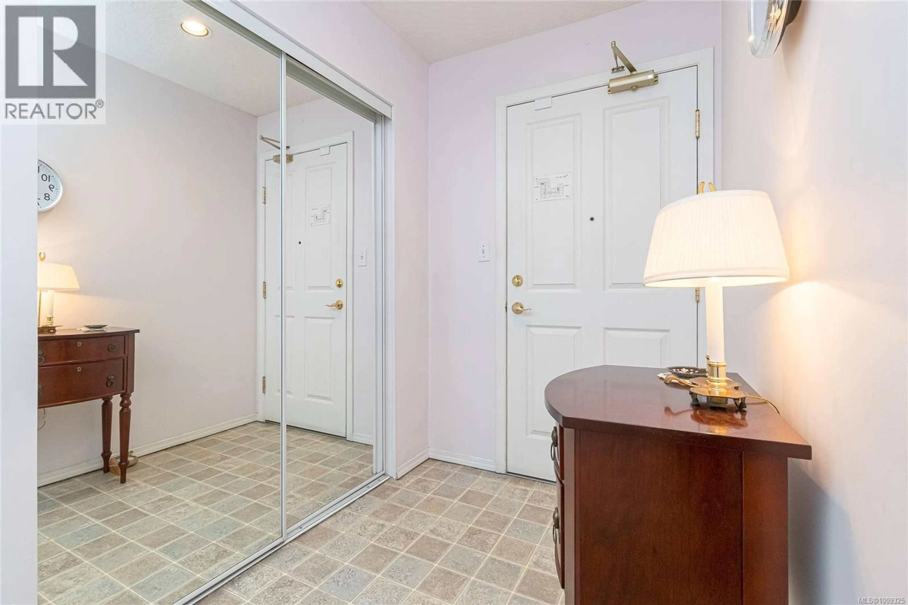 Indoor entryway for 205 - 1100 UNION ROAD, Saanich British Columbia V8P2J3