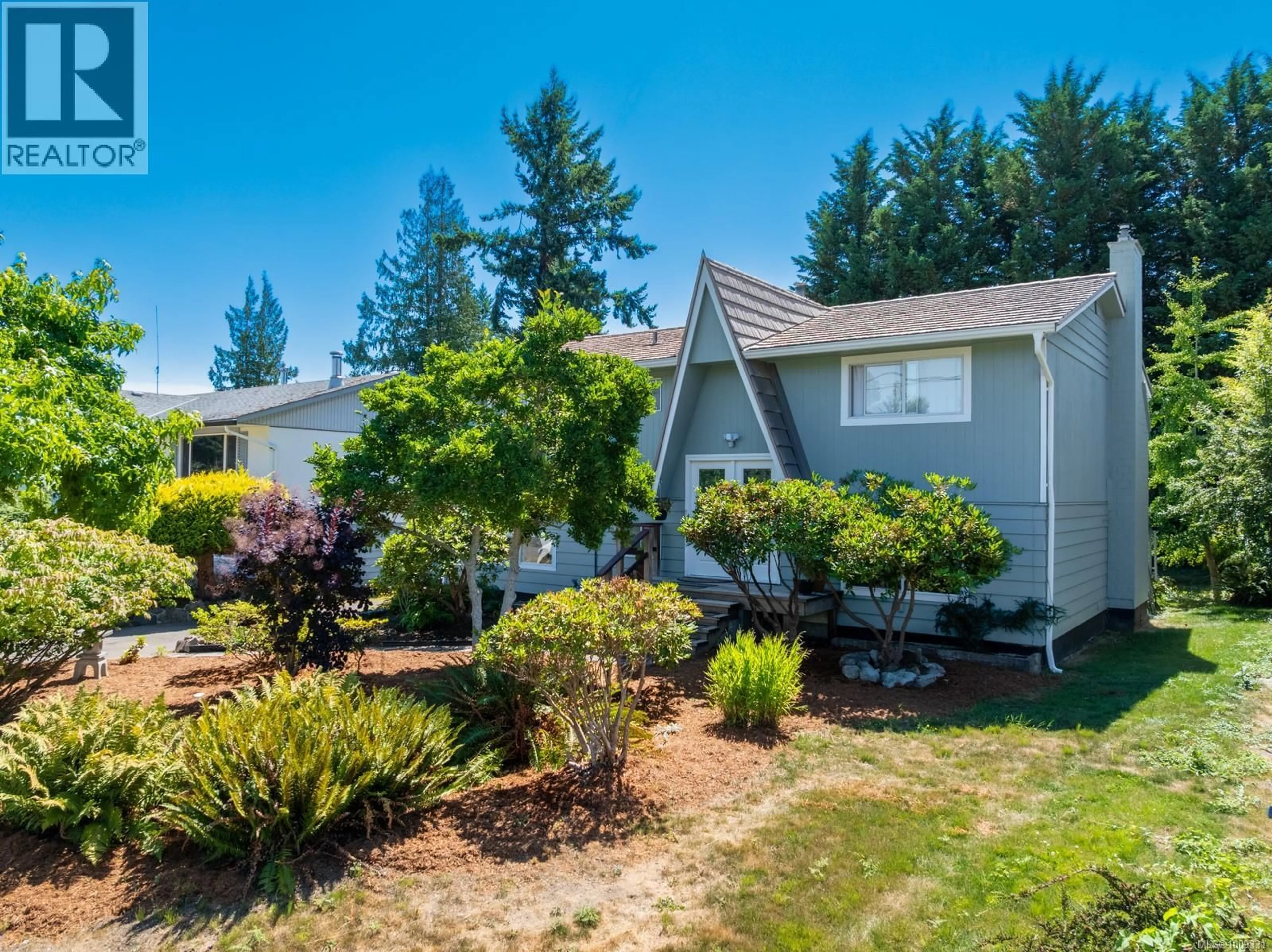 Home with vinyl exterior material, street for 2235 ROBB AVENUE, Comox British Columbia V9M1J2