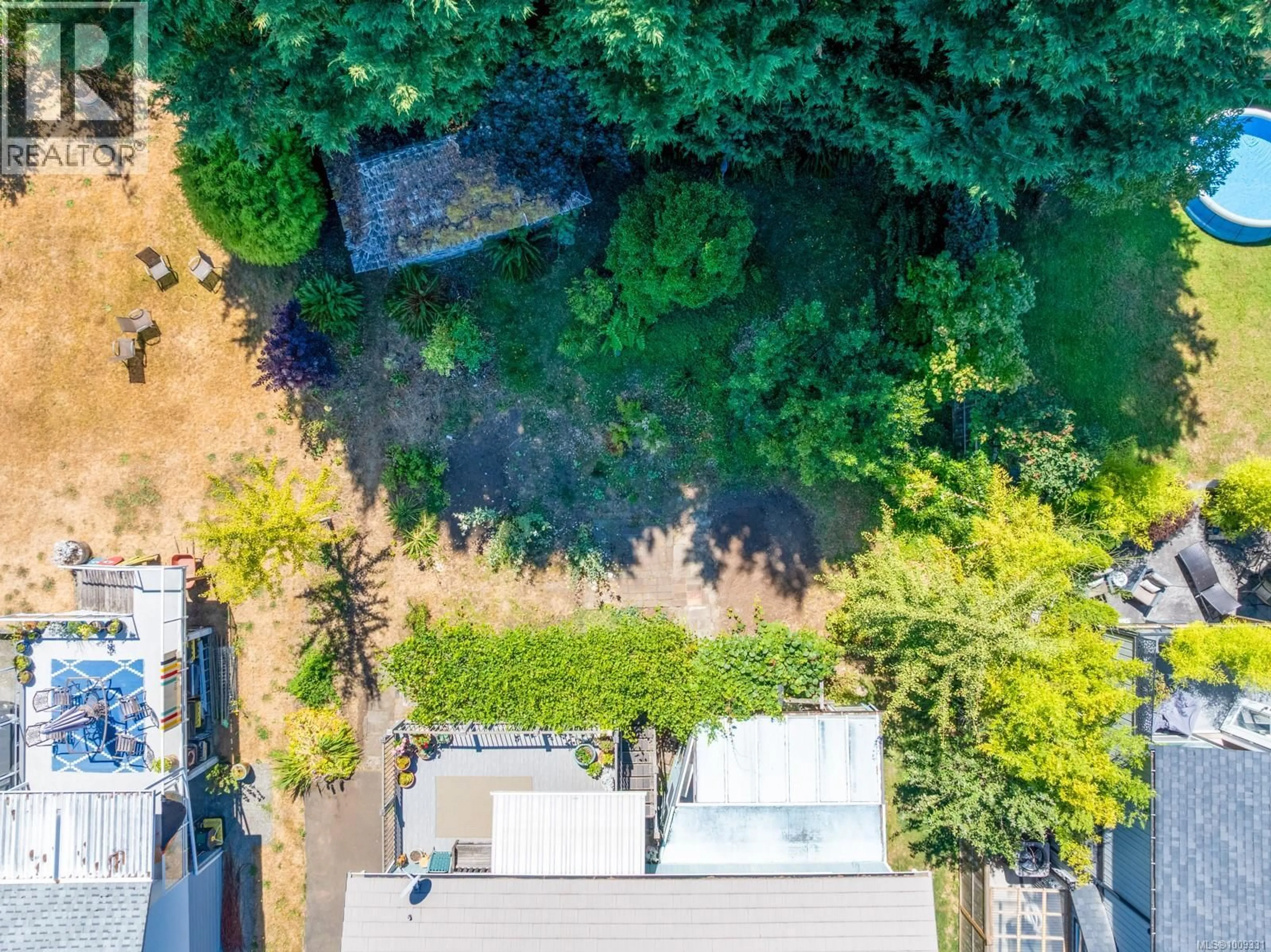 A pic from outside/outdoor area/front of a property/back of a property/a pic from drone, unknown for 2235 ROBB AVENUE, Comox British Columbia V9M1J2