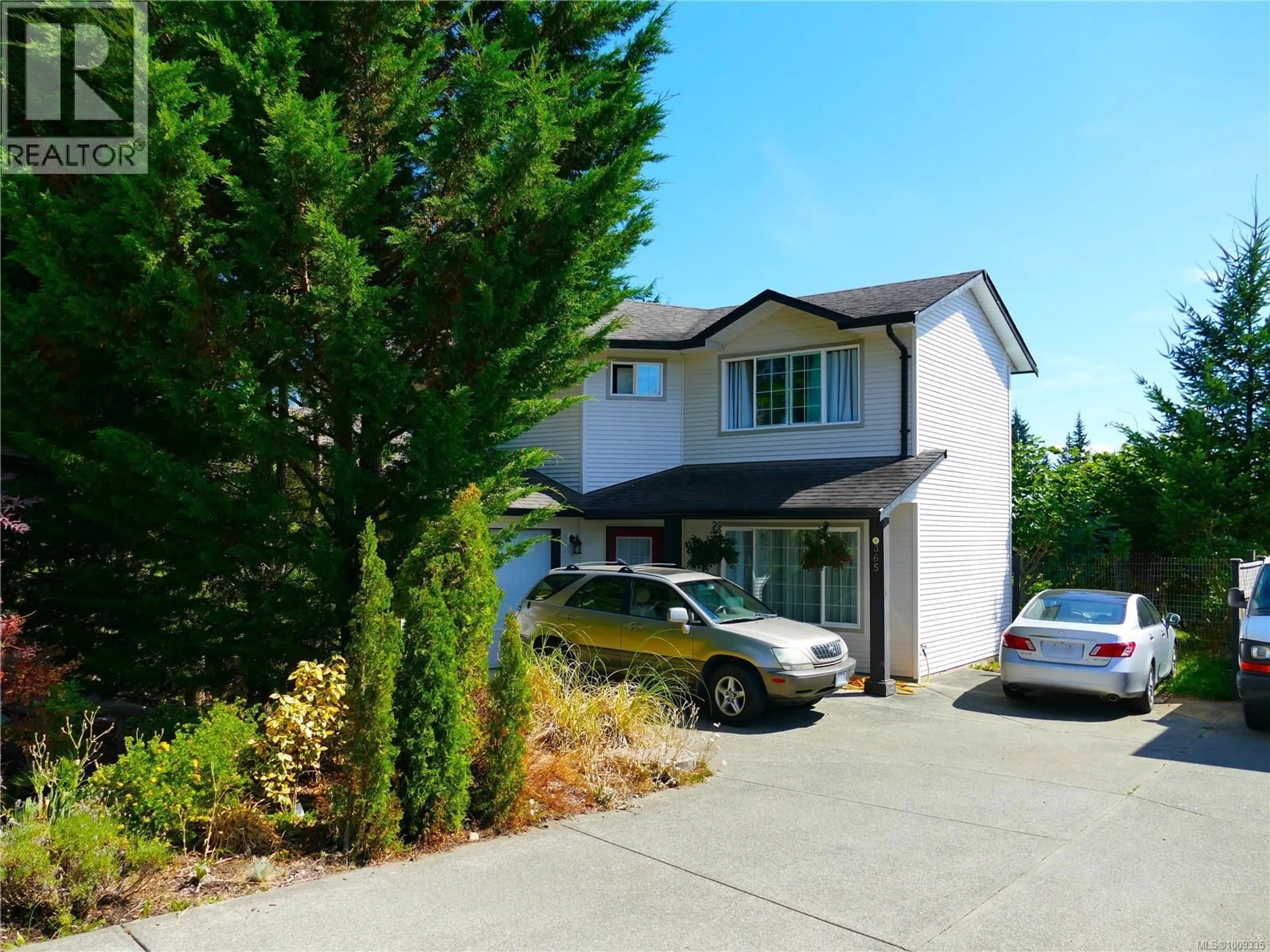 A pic from outside/outdoor area/front of a property/back of a property/a pic from drone, street for 365 NILUHT DRIVE, Campbell River British Columbia V9W8G5