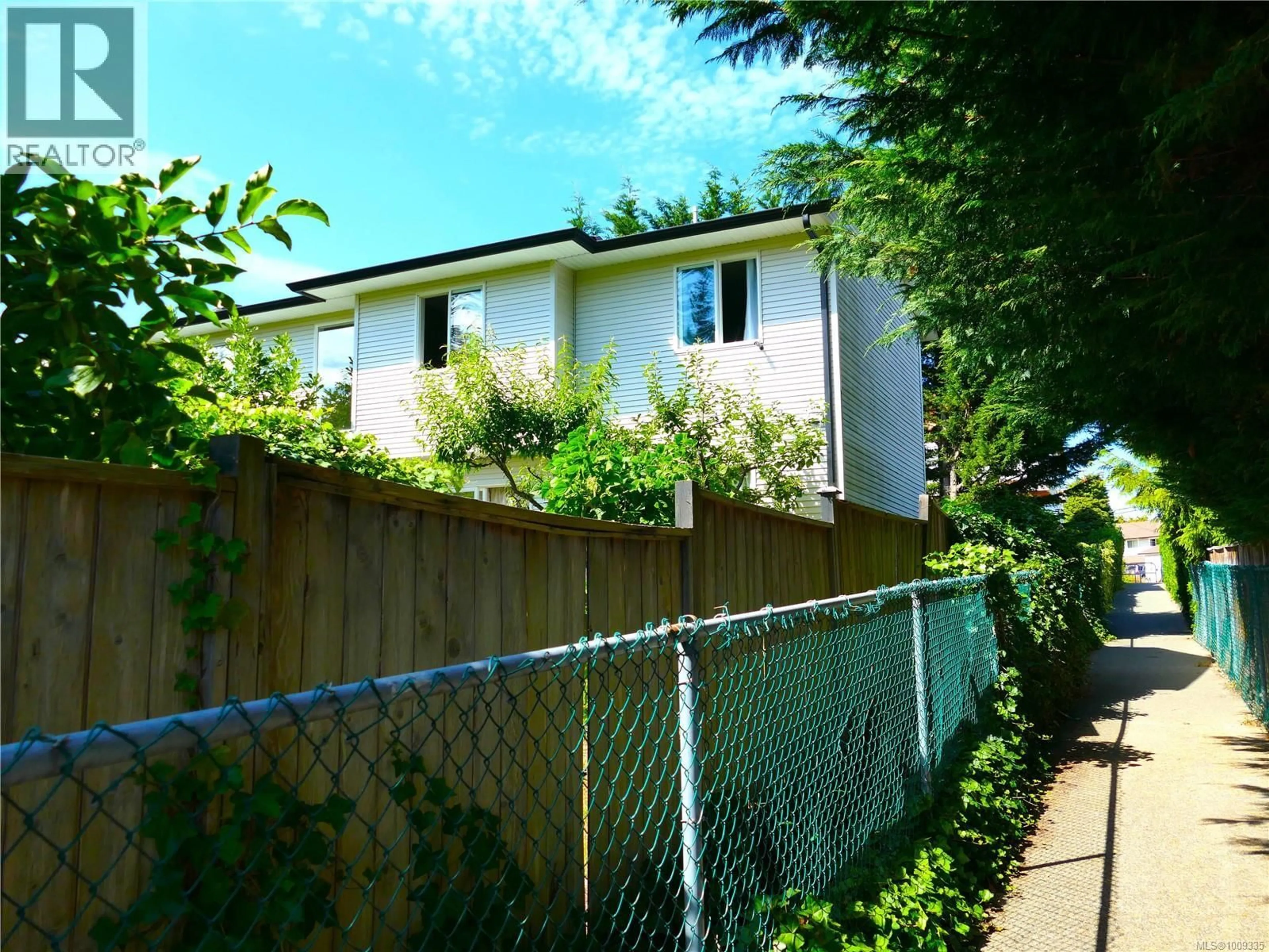 A pic from outside/outdoor area/front of a property/back of a property/a pic from drone, street for 365 NILUHT DRIVE, Campbell River British Columbia V9W8G5