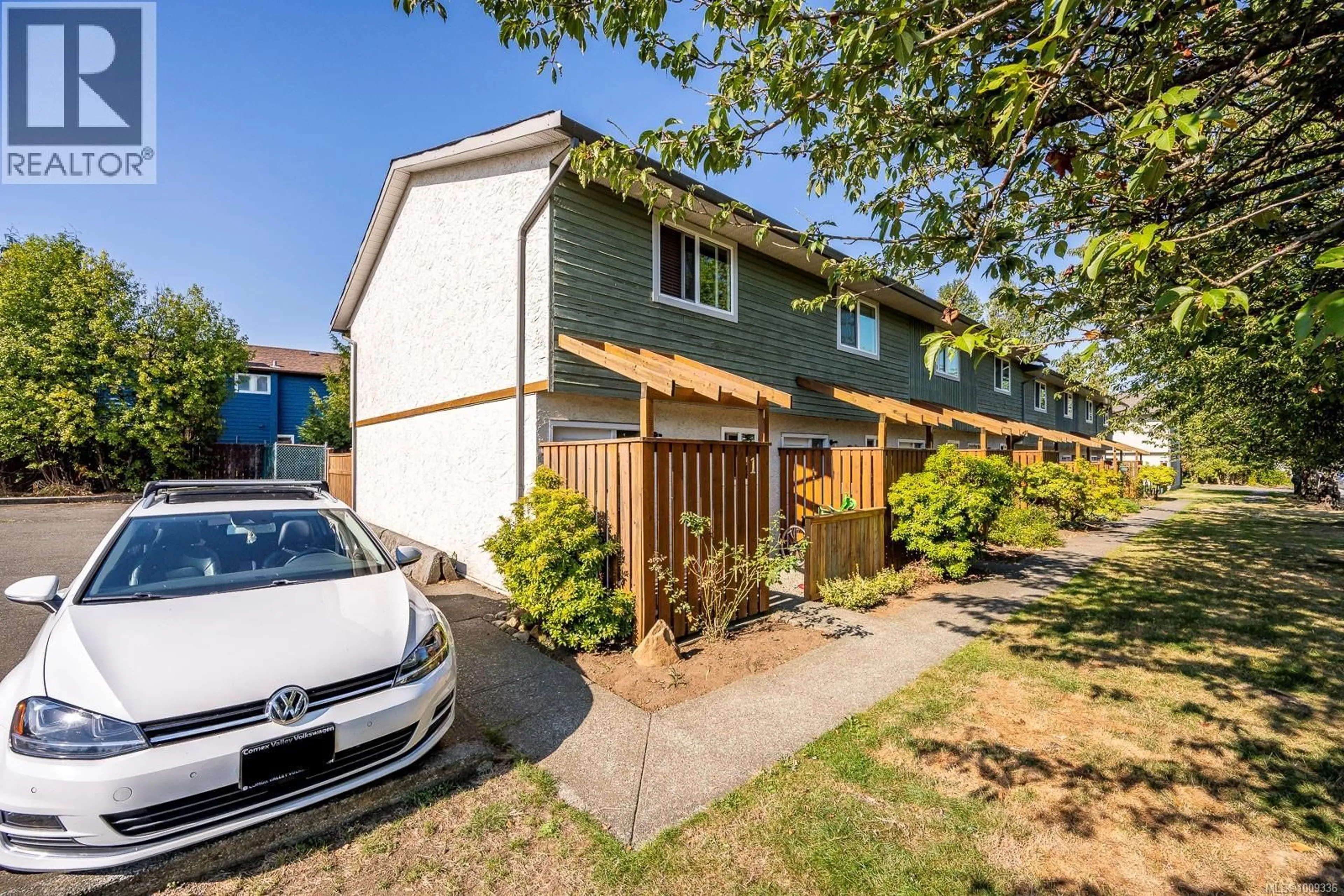A pic from outside/outdoor area/front of a property/back of a property/a pic from drone, street for 1 - 951 17TH STREET, Courtenay British Columbia V9N7P8