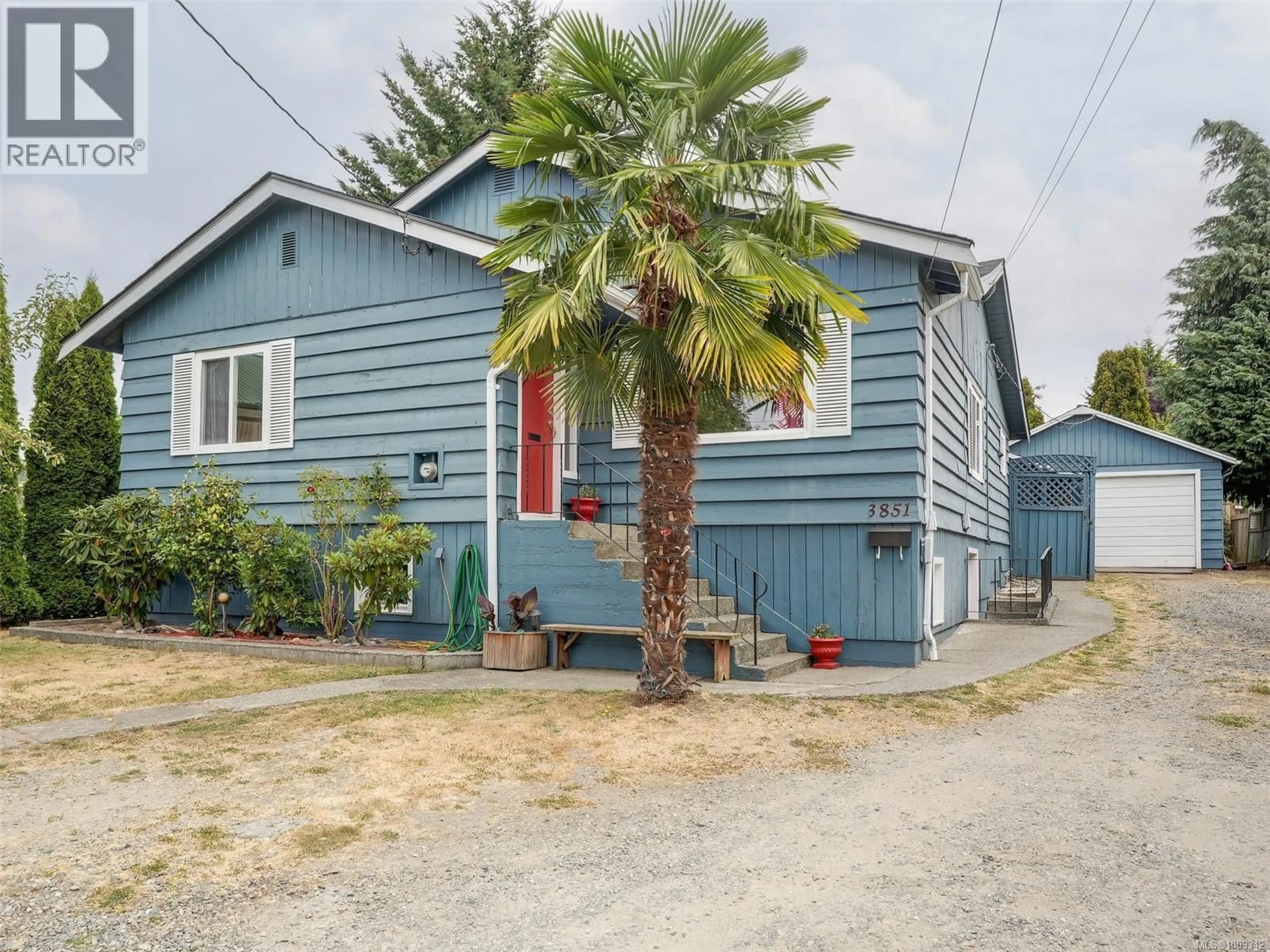 Home with vinyl exterior material, street for 3851 DOUGLAS STREET, Saanich British Columbia V8Z3M1