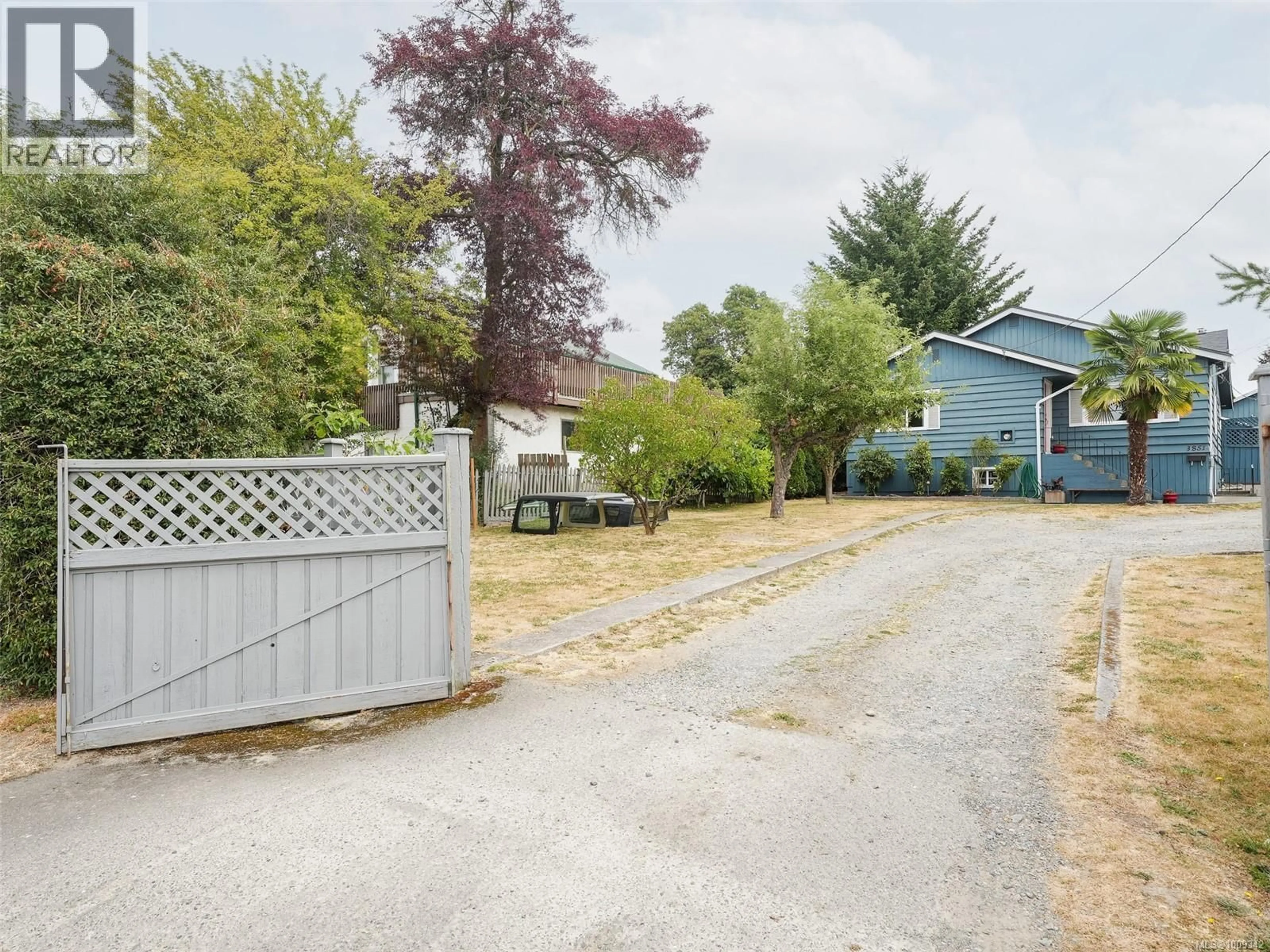 A pic from outside/outdoor area/front of a property/back of a property/a pic from drone, street for 3851 DOUGLAS STREET, Saanich British Columbia V8Z3M1