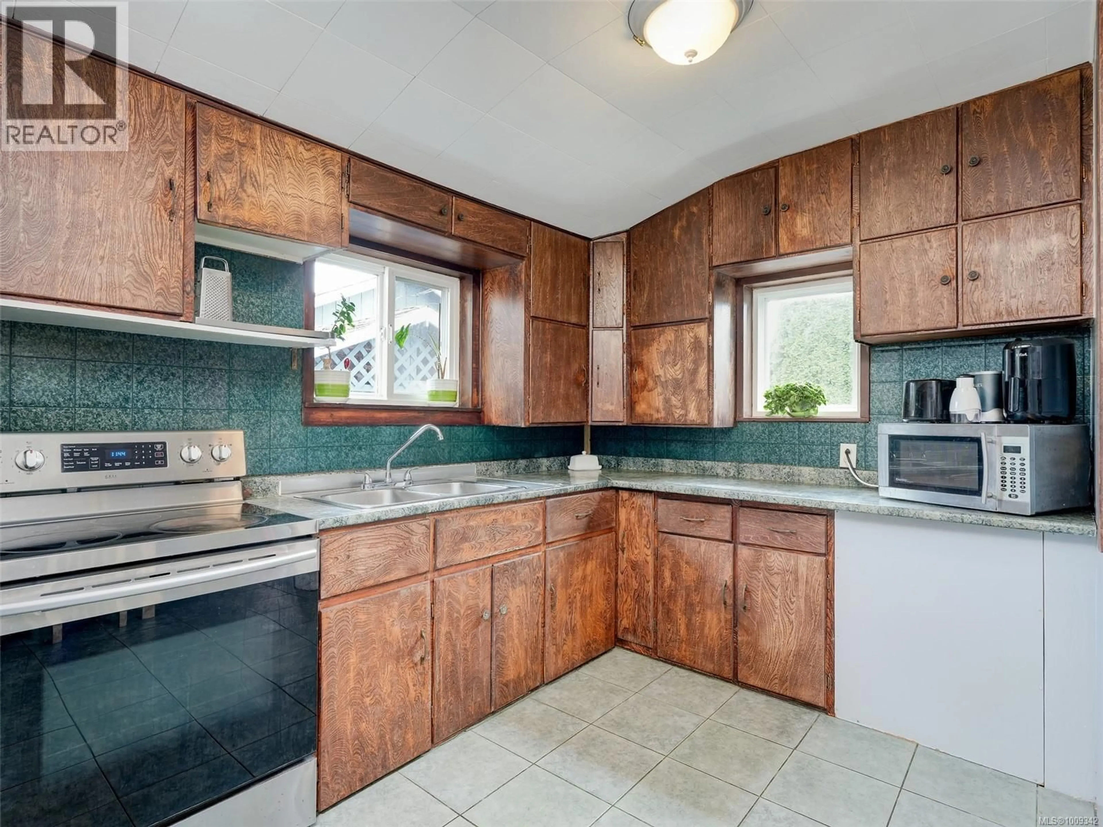 Standard kitchen, ceramic/tile floor for 3851 DOUGLAS STREET, Saanich British Columbia V8Z3M1