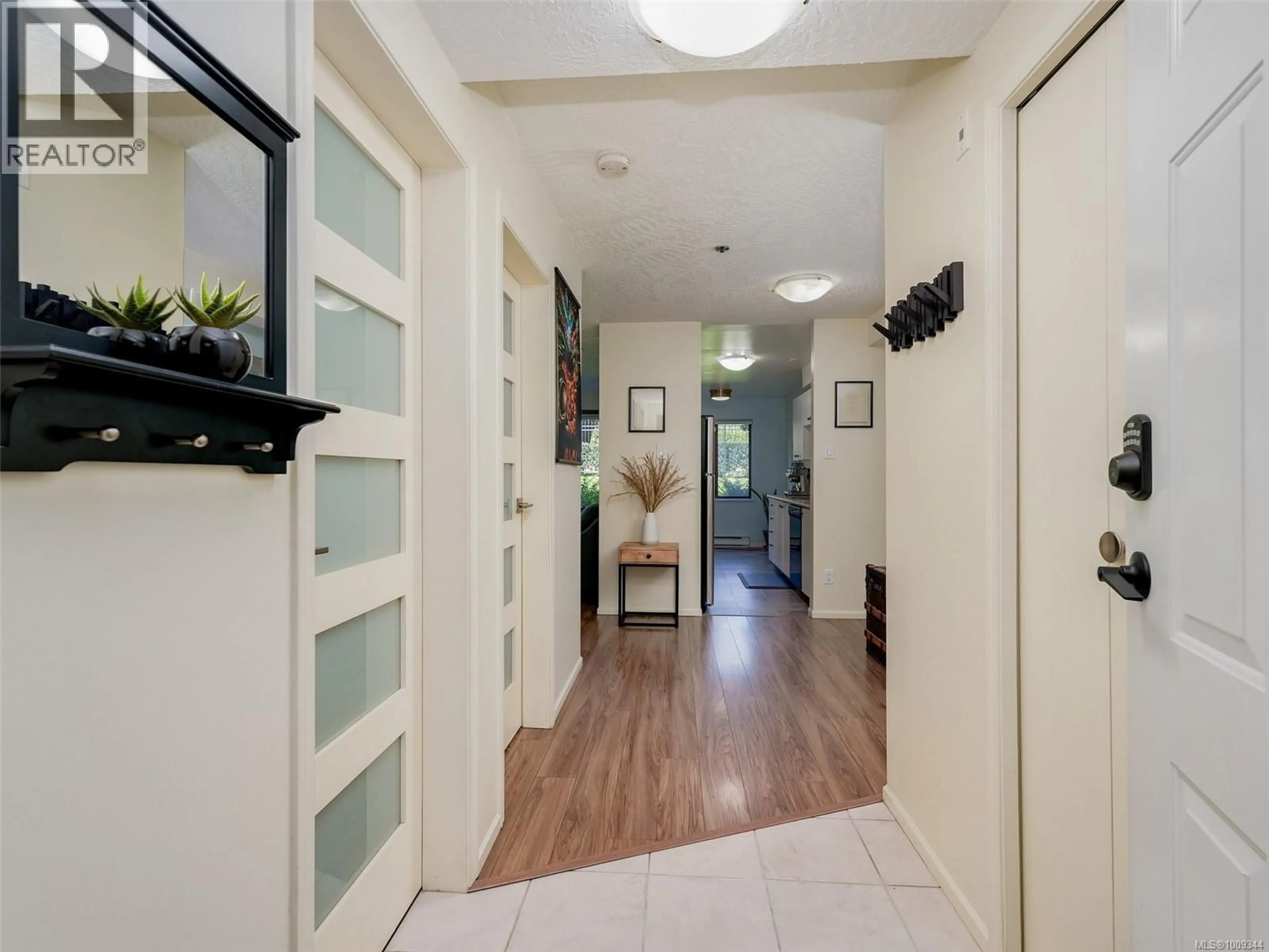 Indoor entryway for 105 - 545 MANCHESTER ROAD, Victoria British Columbia V8T5H6