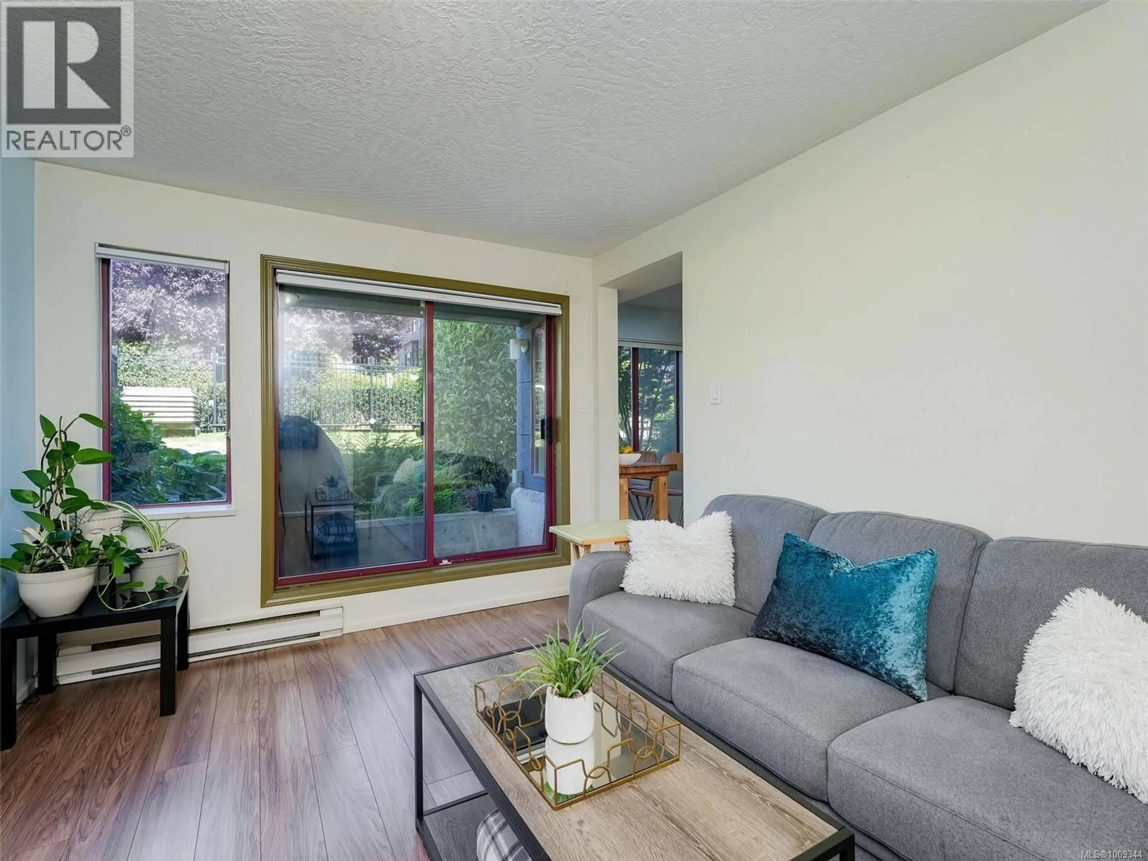 Living room with furniture, wood/laminate floor for 105 - 545 MANCHESTER ROAD, Victoria British Columbia V8T5H6