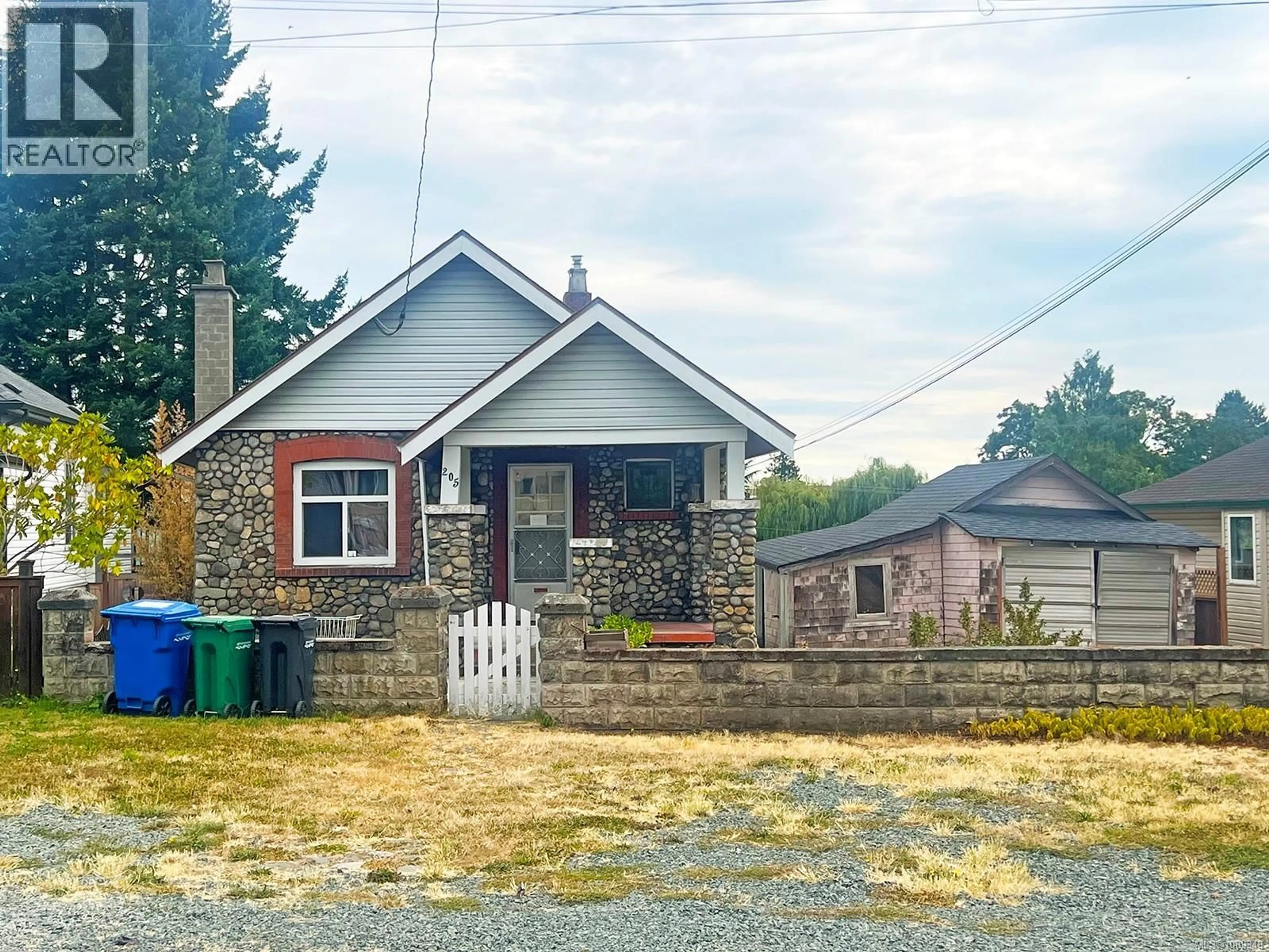 A pic from outside/outdoor area/front of a property/back of a property/a pic from drone, street for 205 VIEW STREET, Nanaimo British Columbia V9R4N5