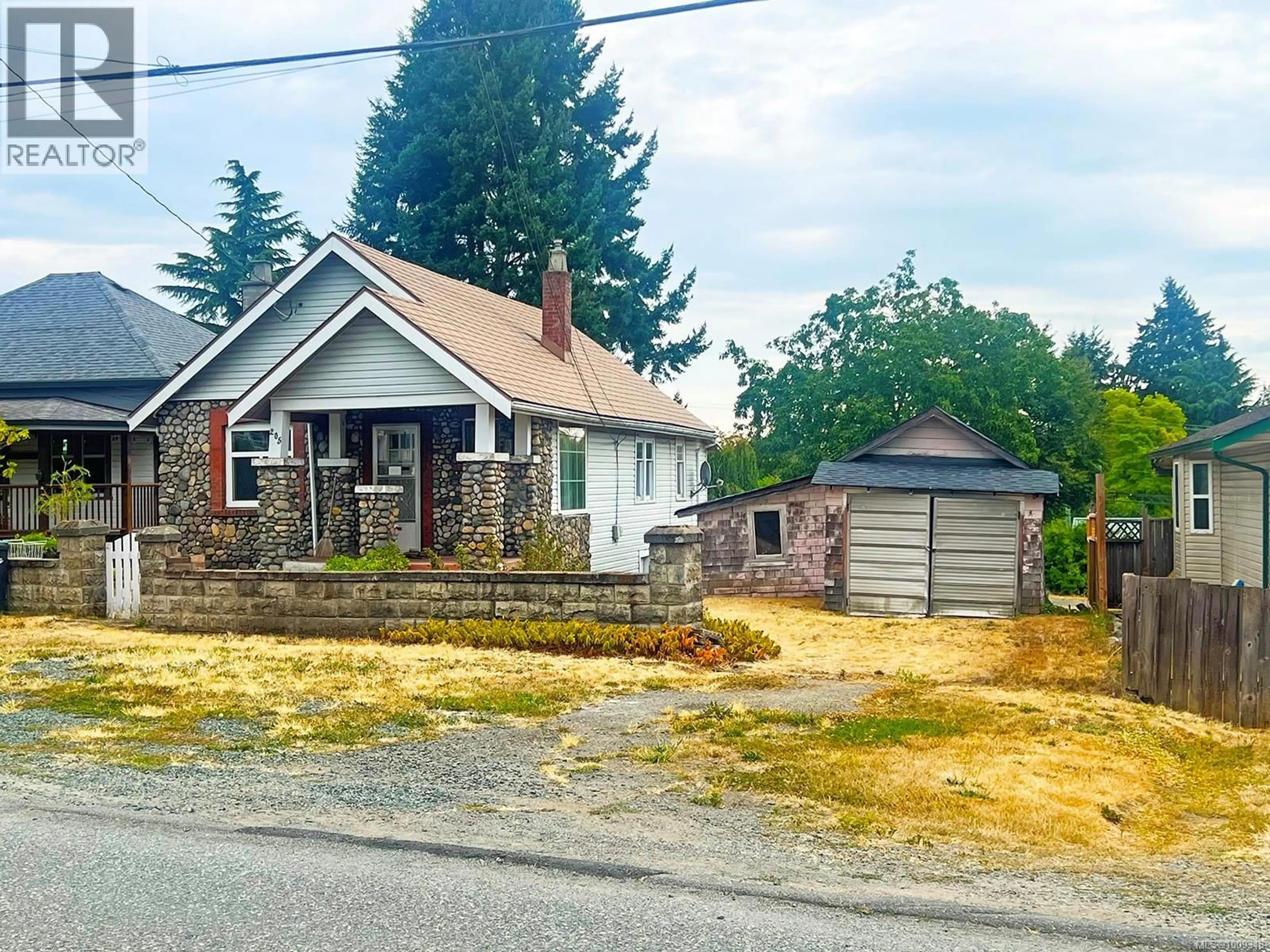 A pic from outside/outdoor area/front of a property/back of a property/a pic from drone, street for 205 VIEW STREET, Nanaimo British Columbia V9R4N5
