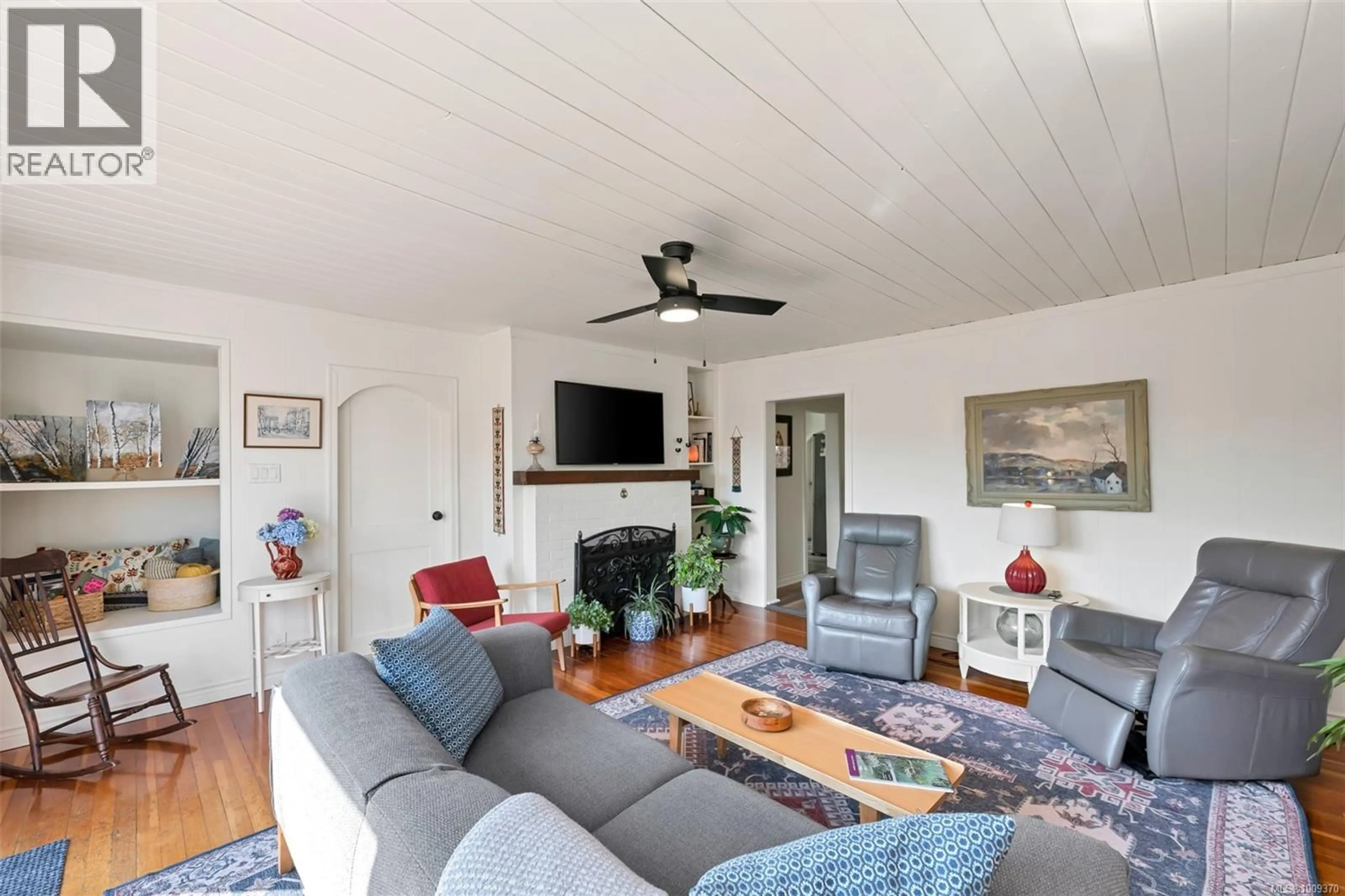 Living room with furniture, wood/laminate floor for 9286 CHEMAINUS ROAD, Chemainus British Columbia V0R1K5
