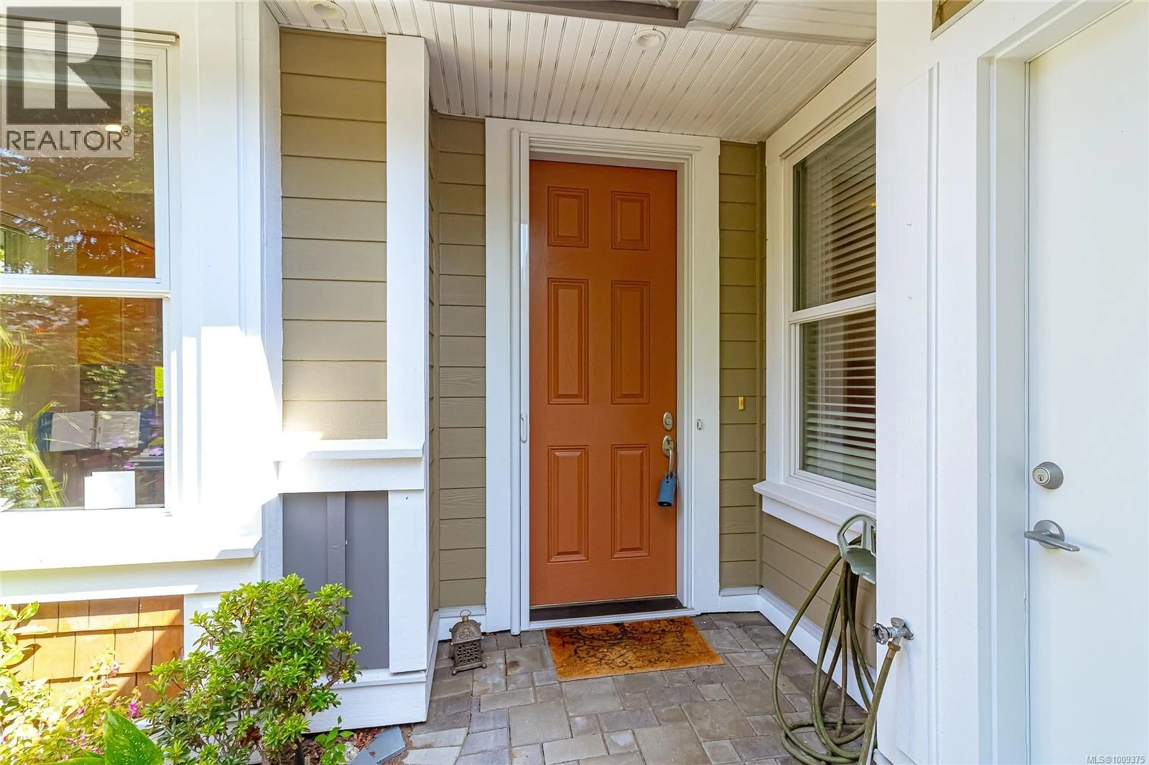 Indoor entryway for 16 - 10520 MCDONALD PARK ROAD, North Saanich British Columbia V8L3J1